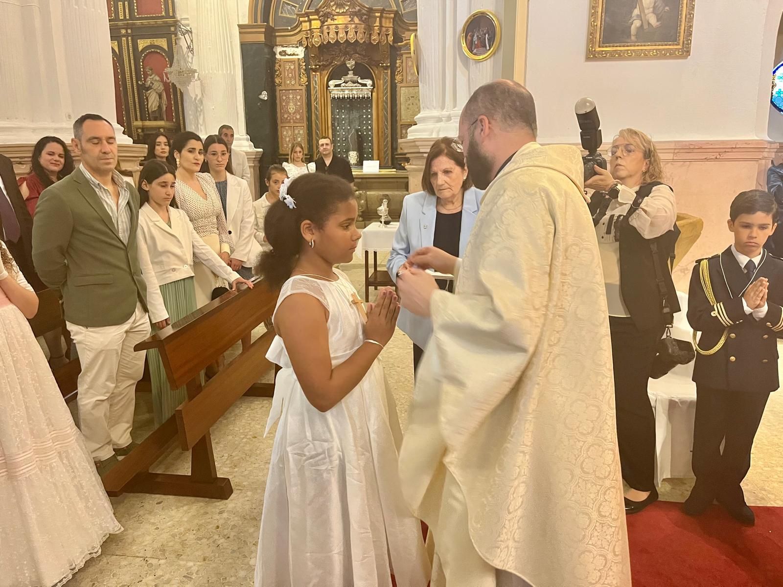 El vicario oficia comuniones en el Santuario de la Virgen de África