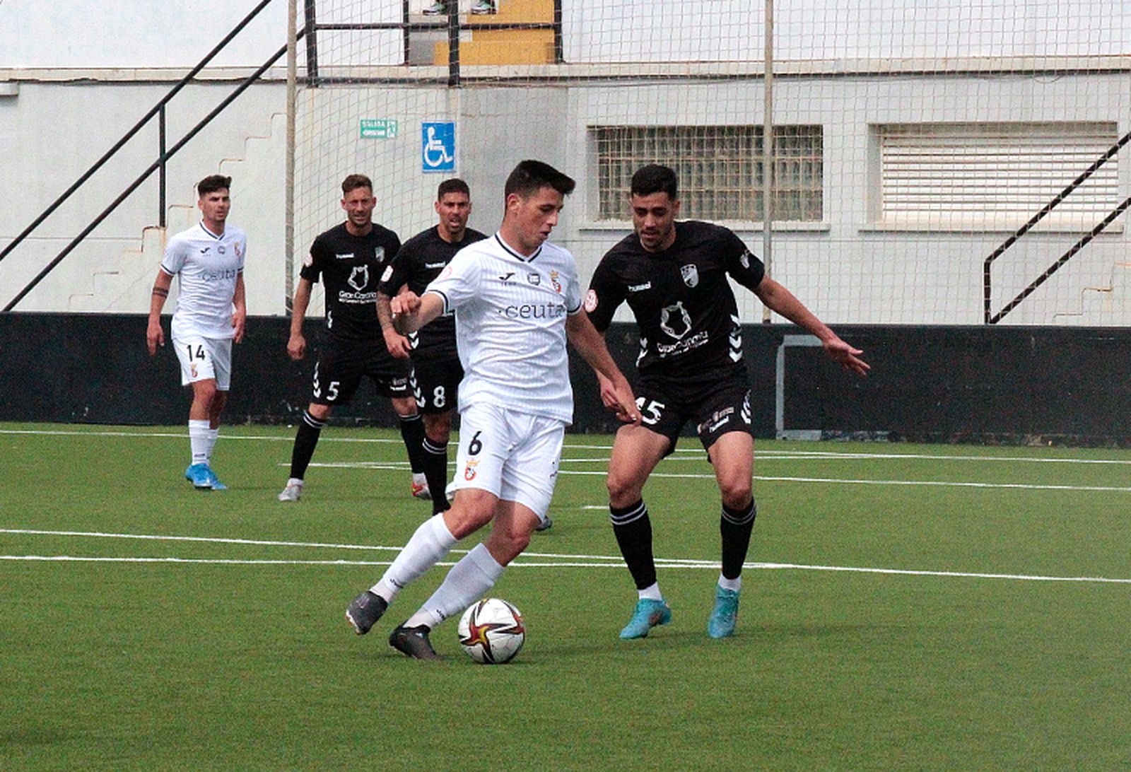 Reina conduce el balón. / FOTO D. VICENTE