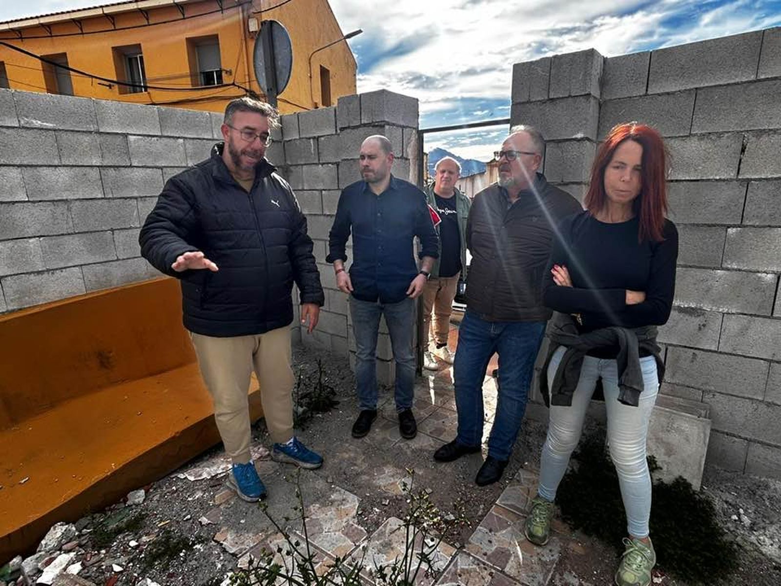 Miembros del PSOE junto al presidente de San Amaro en la barriada