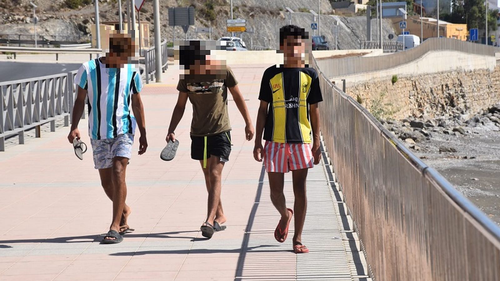 Tres menores caminando por el paseo marítimo de Ceuta. / FOTO NICOL'S Tres menores caminando por el paseo marítimo de Ceuta. / FOTO NICOL'S