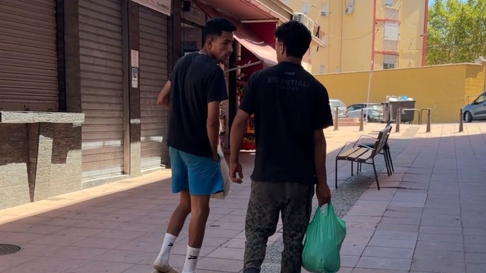Miles de migrantes continúan deambulando por las calles de Ceuta