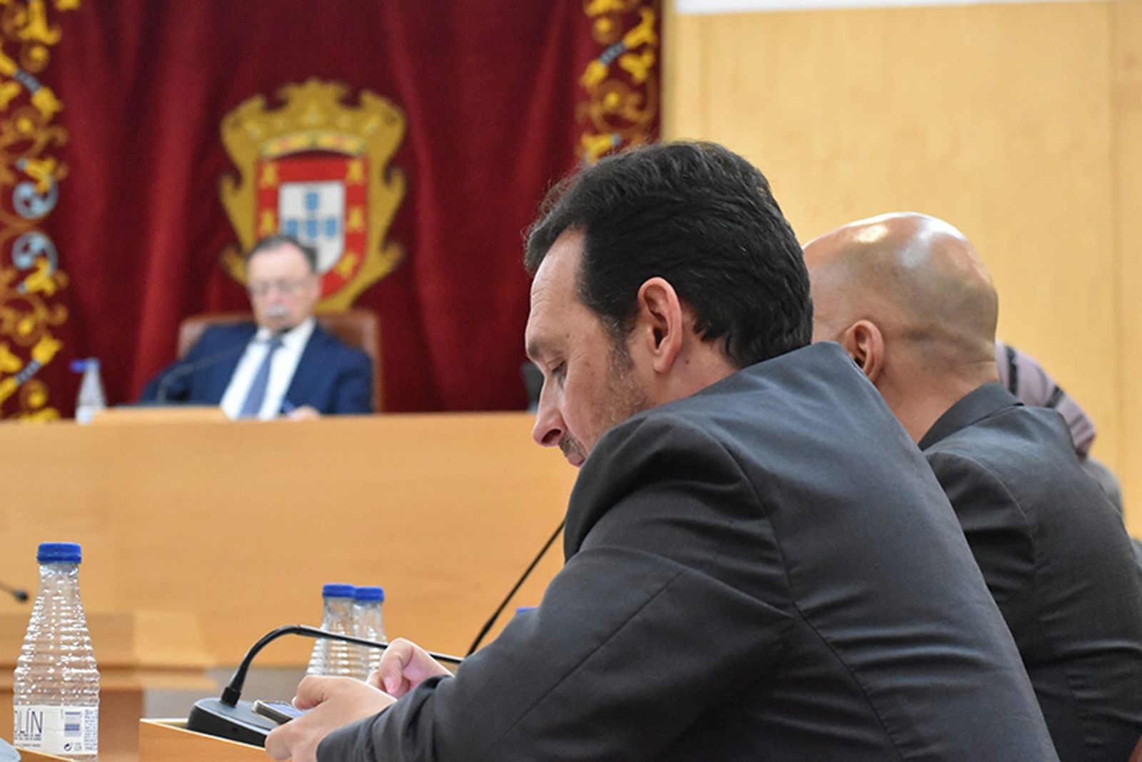 Los diputados de Vox, promotor de la propuesta, durante su intervención ante el pleno/FOTO NICOL'S