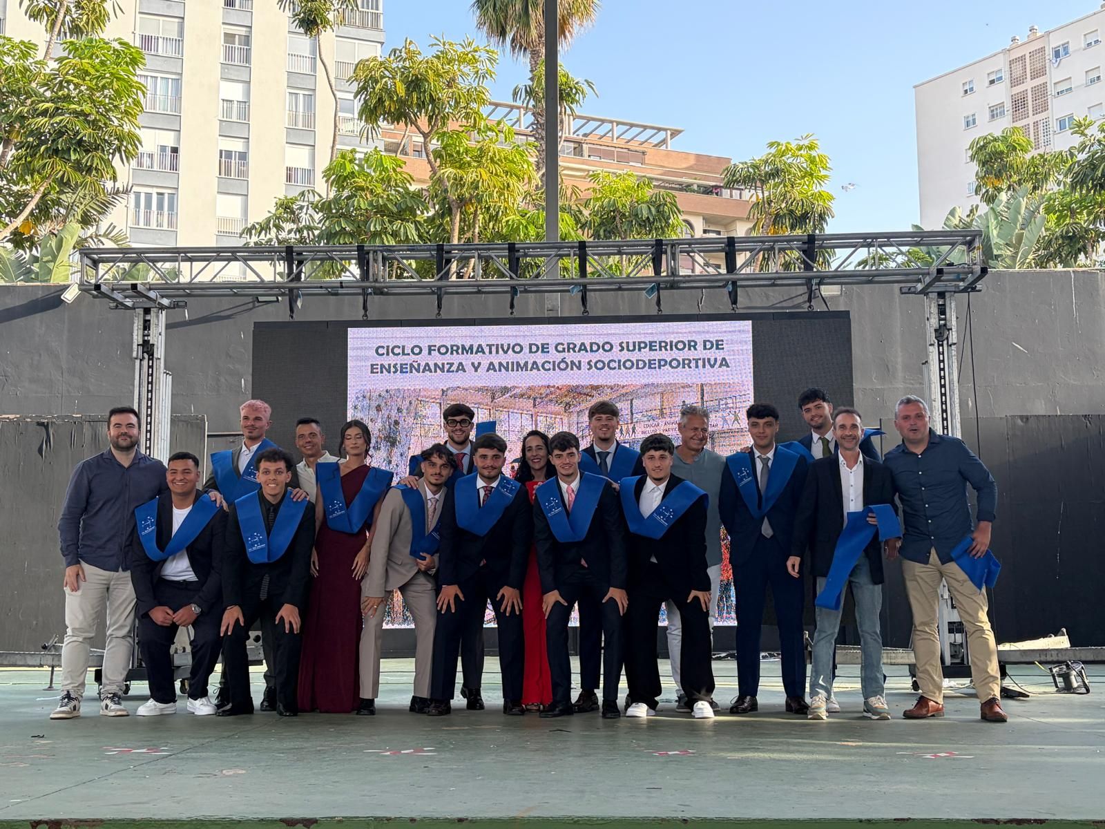 Multitudinaria graduación del Clara Campoamor en el Auditorio de la Marina