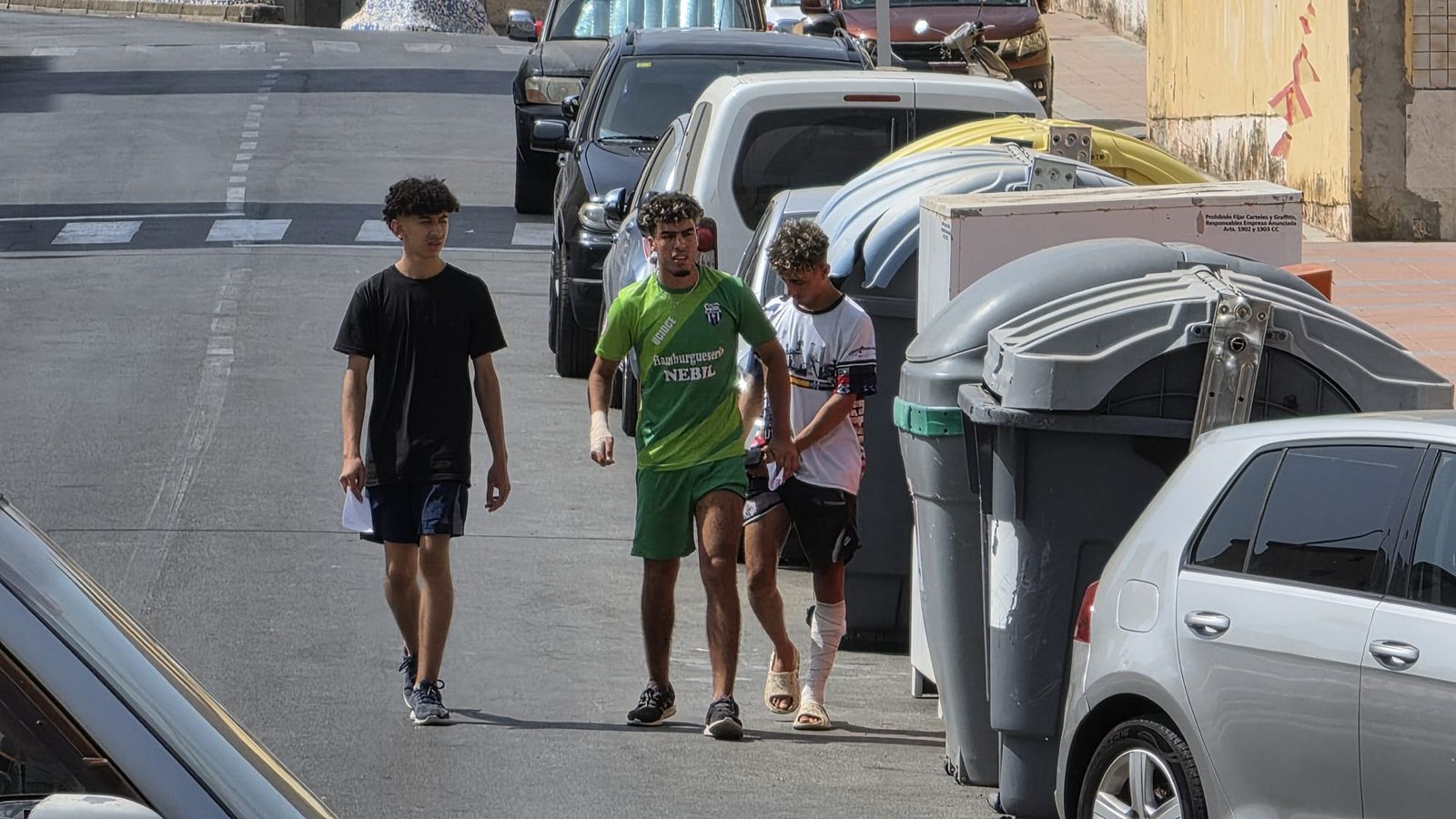 Inmigrantes deambulando por las calles de Ceuta en la mañana de este viernes