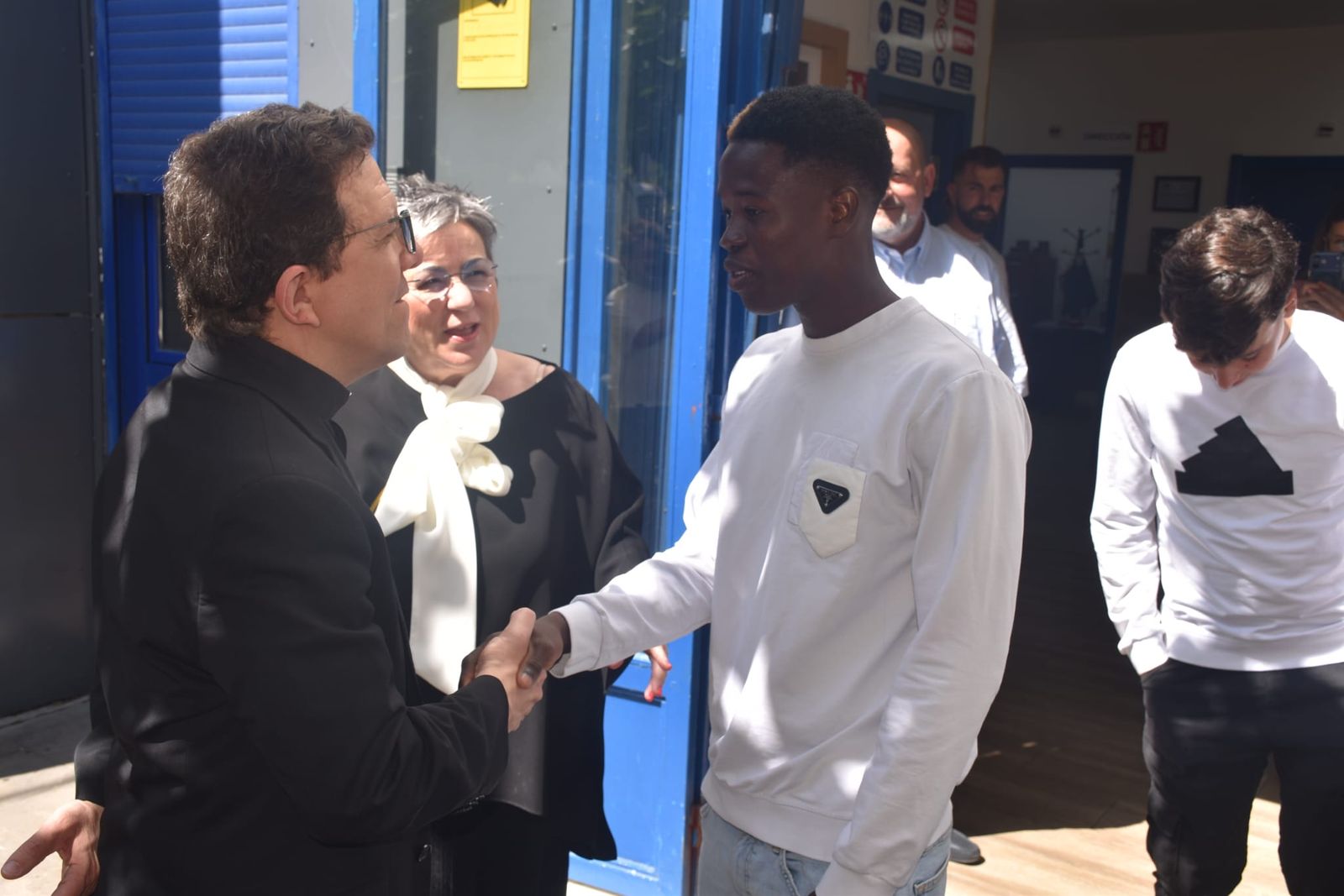 Ramón Valdivia saluda a un usuario de 'La Esperanza' durante su visita al centro junto a la jefa del área de Menores, Toñi Palomo