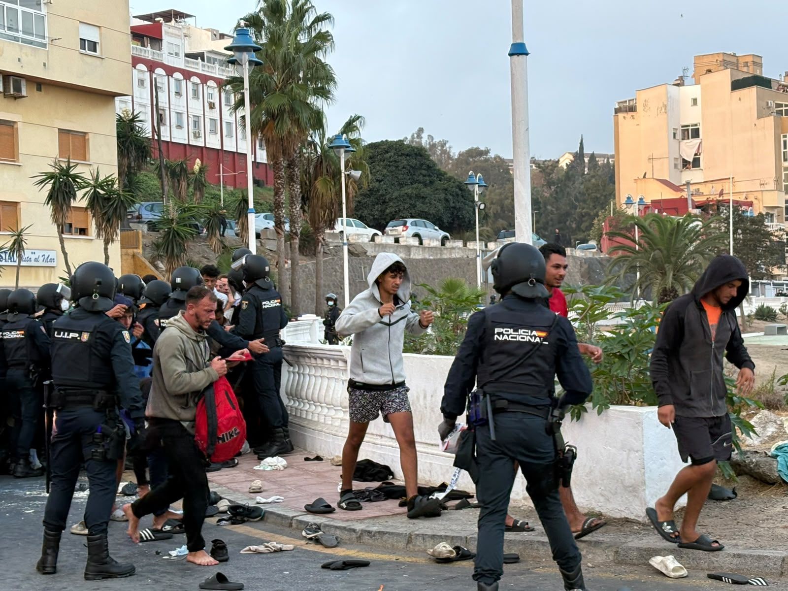Tenso traslado  de más de  3.000 migrantes de las playas de Ceuta a un nuevo centro temporal