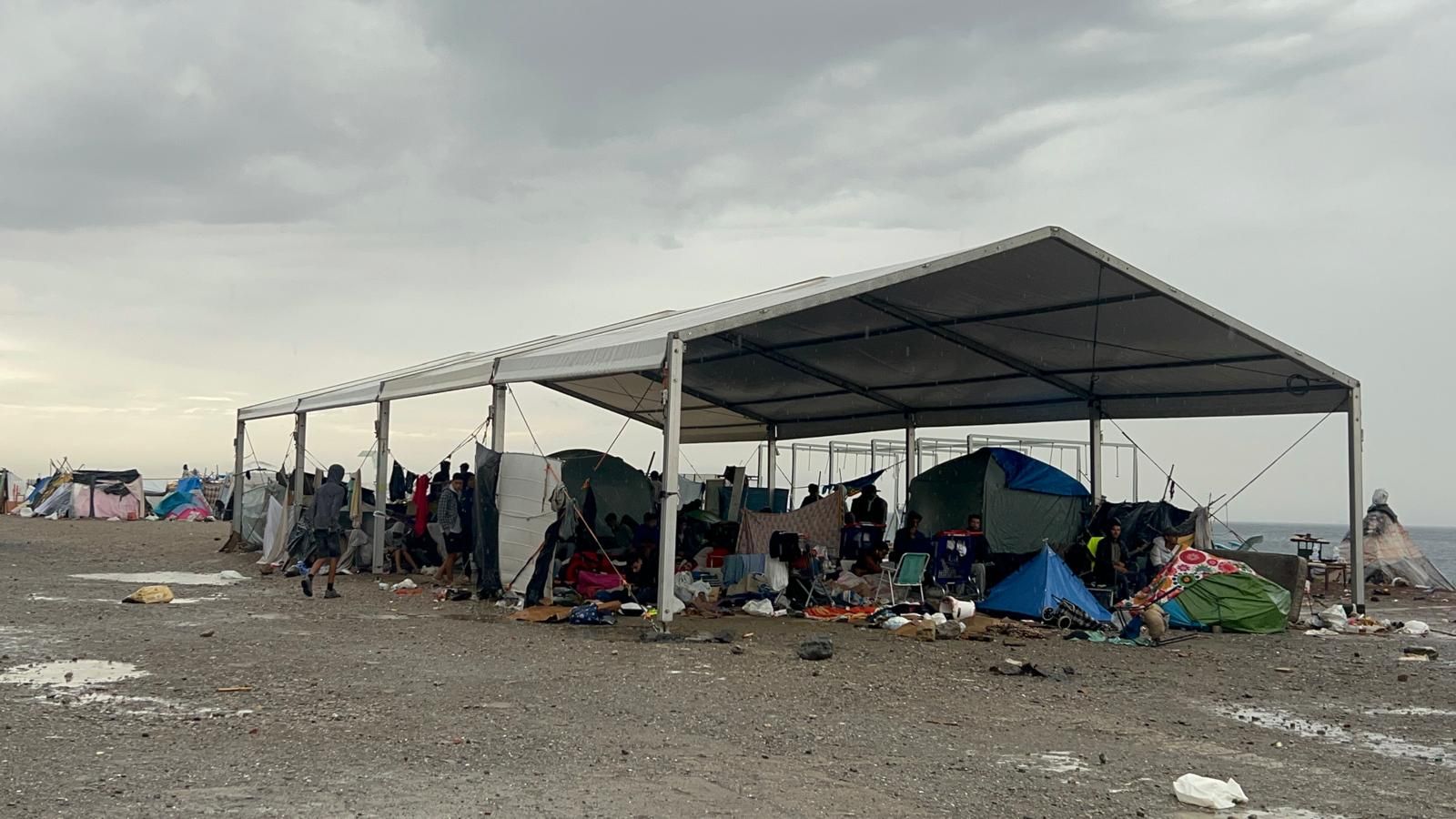 Interior de la carpa del Guano donde varios migrantes han trasladado sus tiendas tras el desalojo del Trampolín