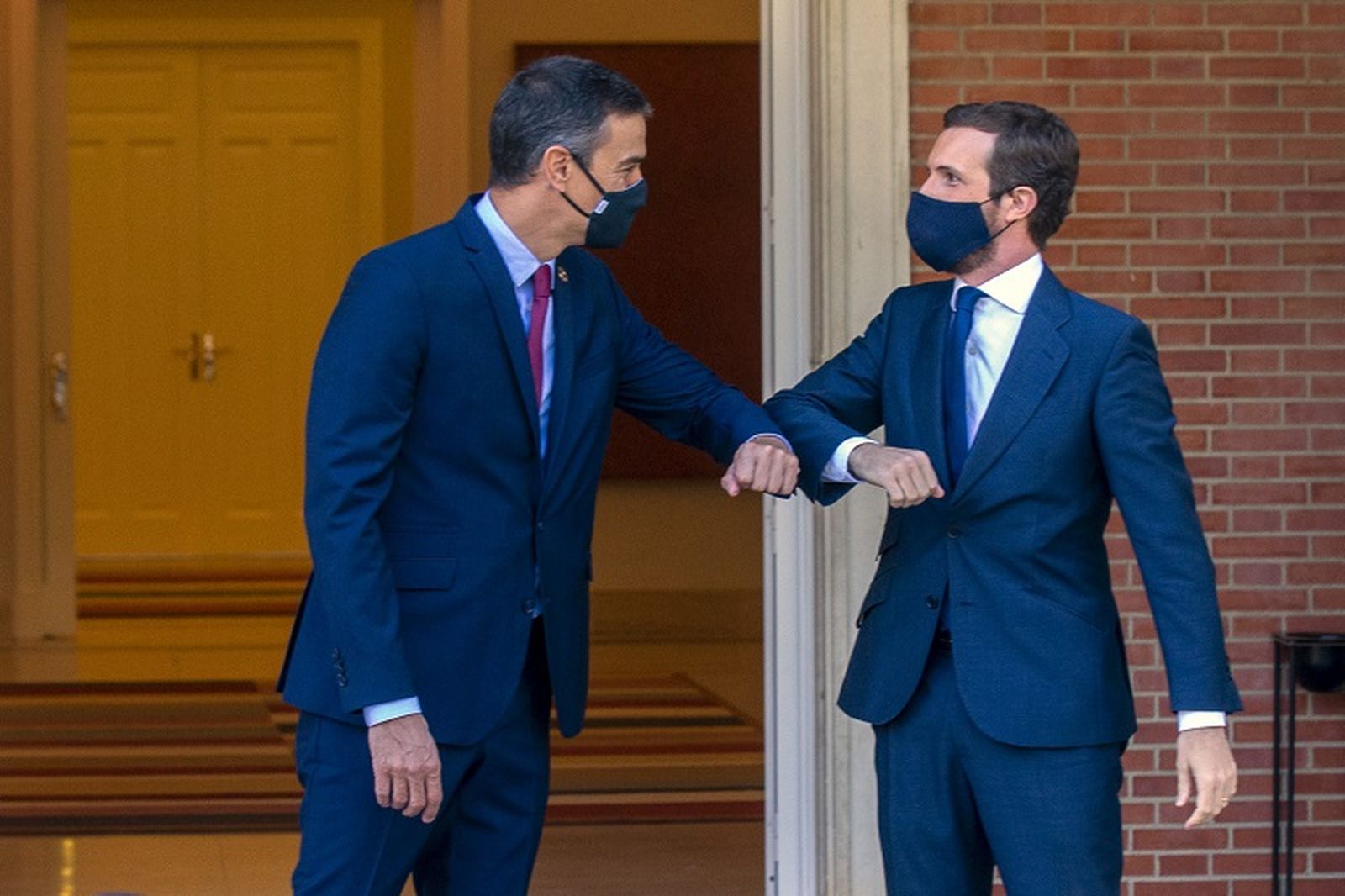 4501_europapress_3296623_presidente_gobierno_pedro_sanchez_presidente_pp_pablo_casado_saludan_codo-1568x1046