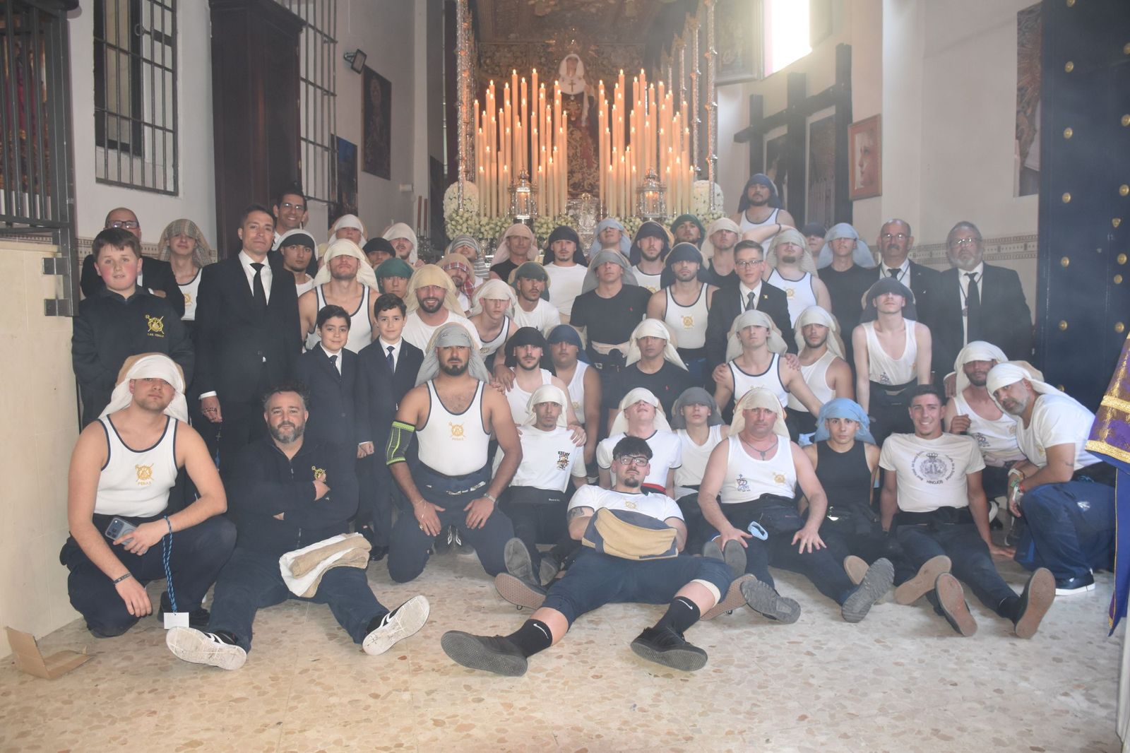 Aroma cofrade y estudiantil: Las Penas reina en el Jueves Santo