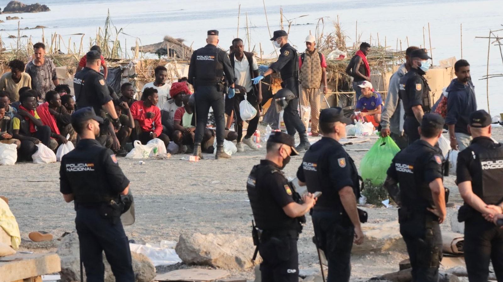 La Policía coordina el desalojo de los migrantes en la Playa del Trampolín