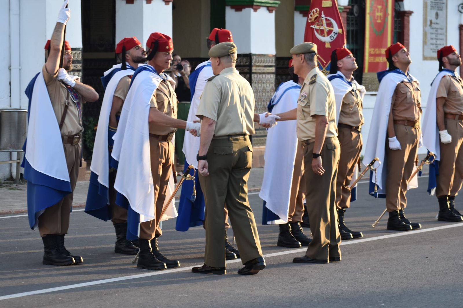El acuartelamiento González-Tablas acoge una parada militar por el 115 aniversario de Regulares