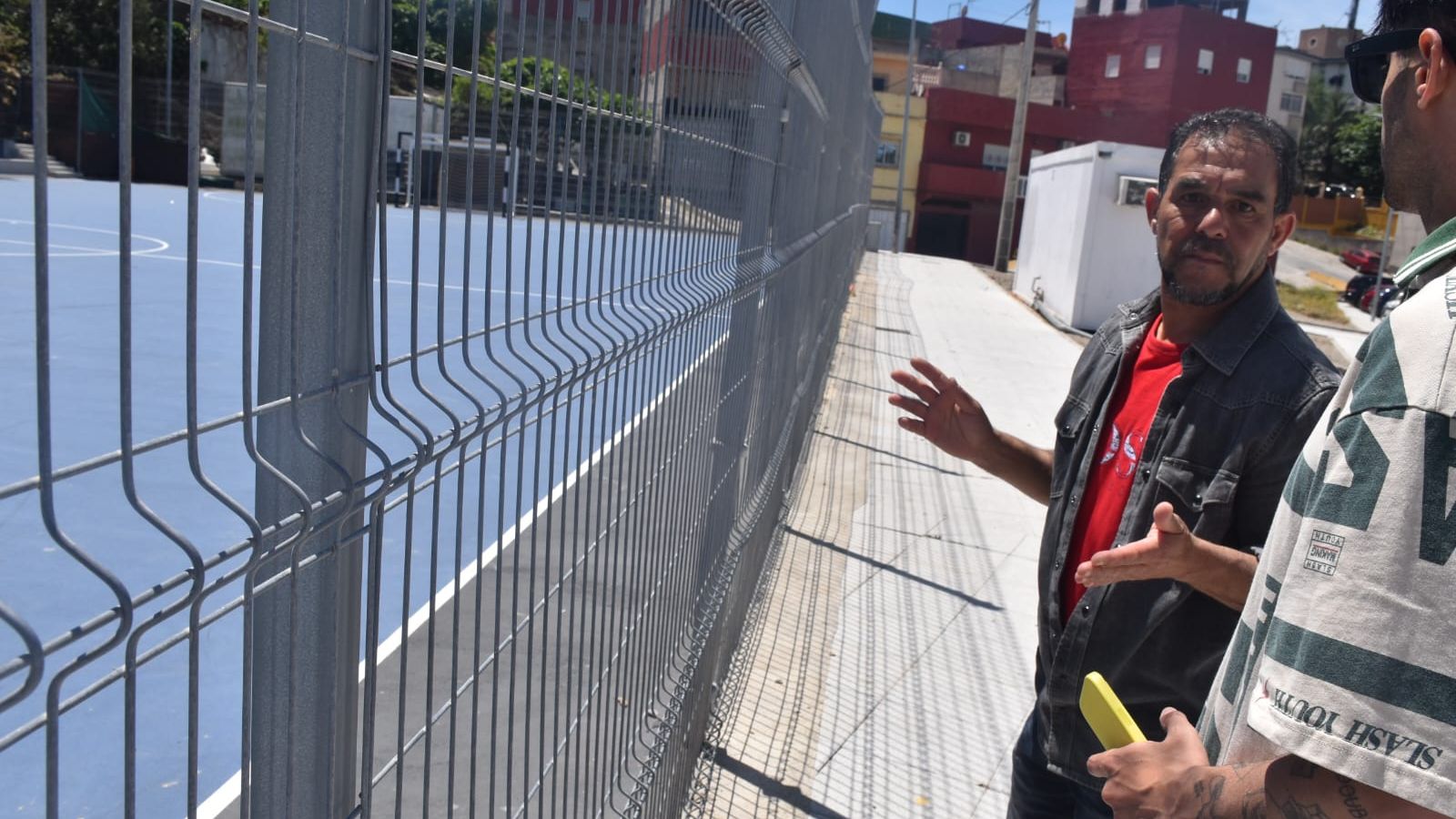 El presidente Lalami junto a la pista de fútbol
