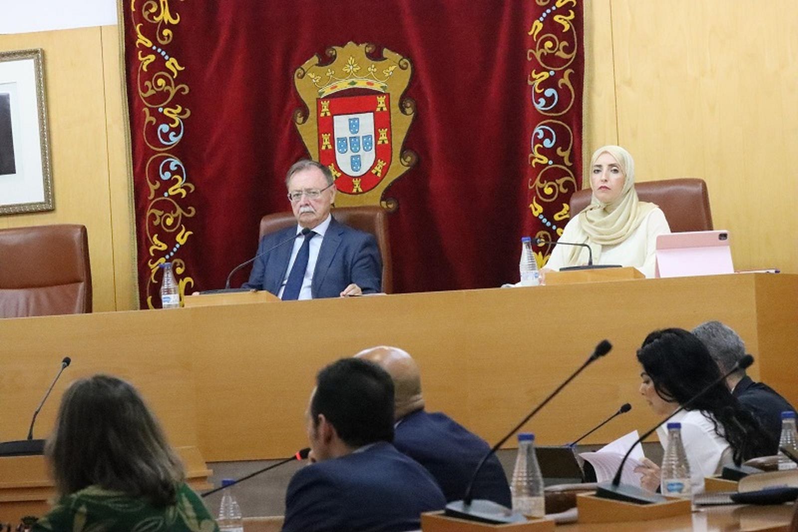 Juan Vivas y Fatima Hamed en el Pleno de este viernes. / FOTO REDUAN