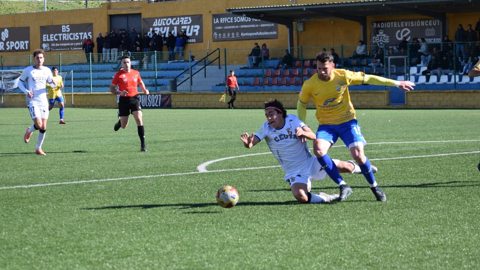 (2-1) El filial de la AD Ceuta se impone al UD Tomares y se afianza en zona de playoff