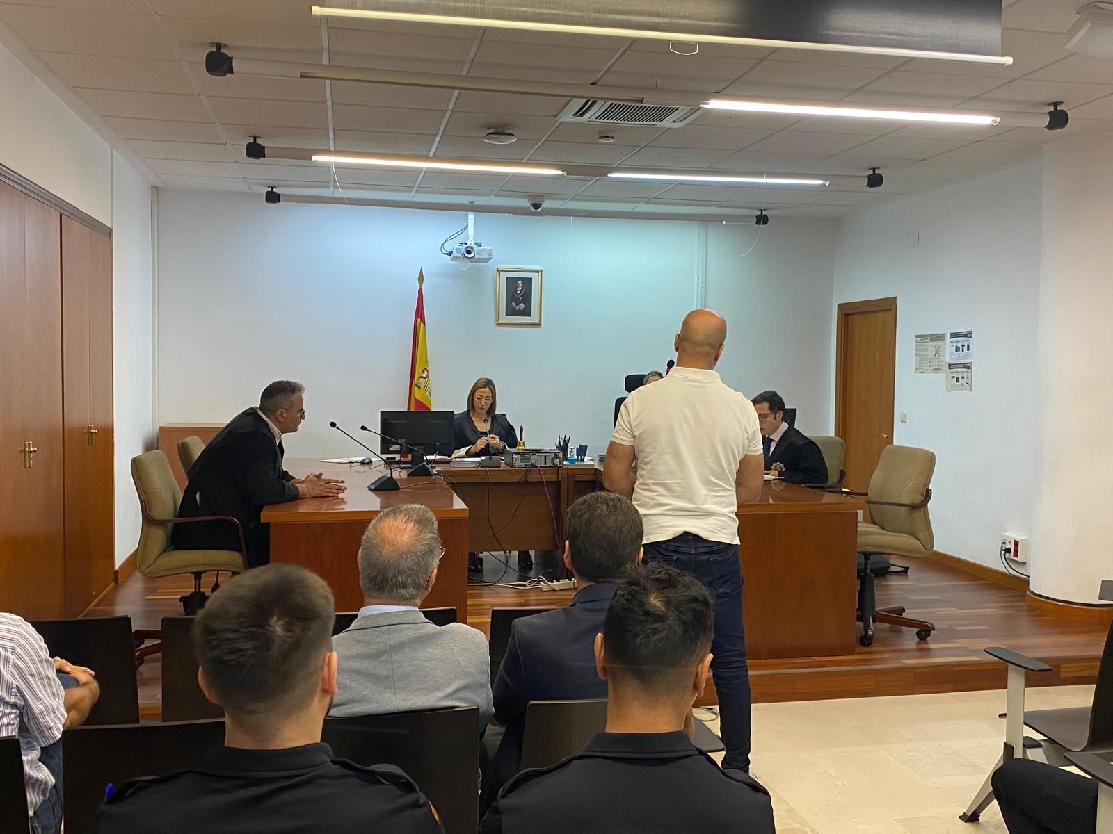A.A. reconoce los hechos ante el tribunal.