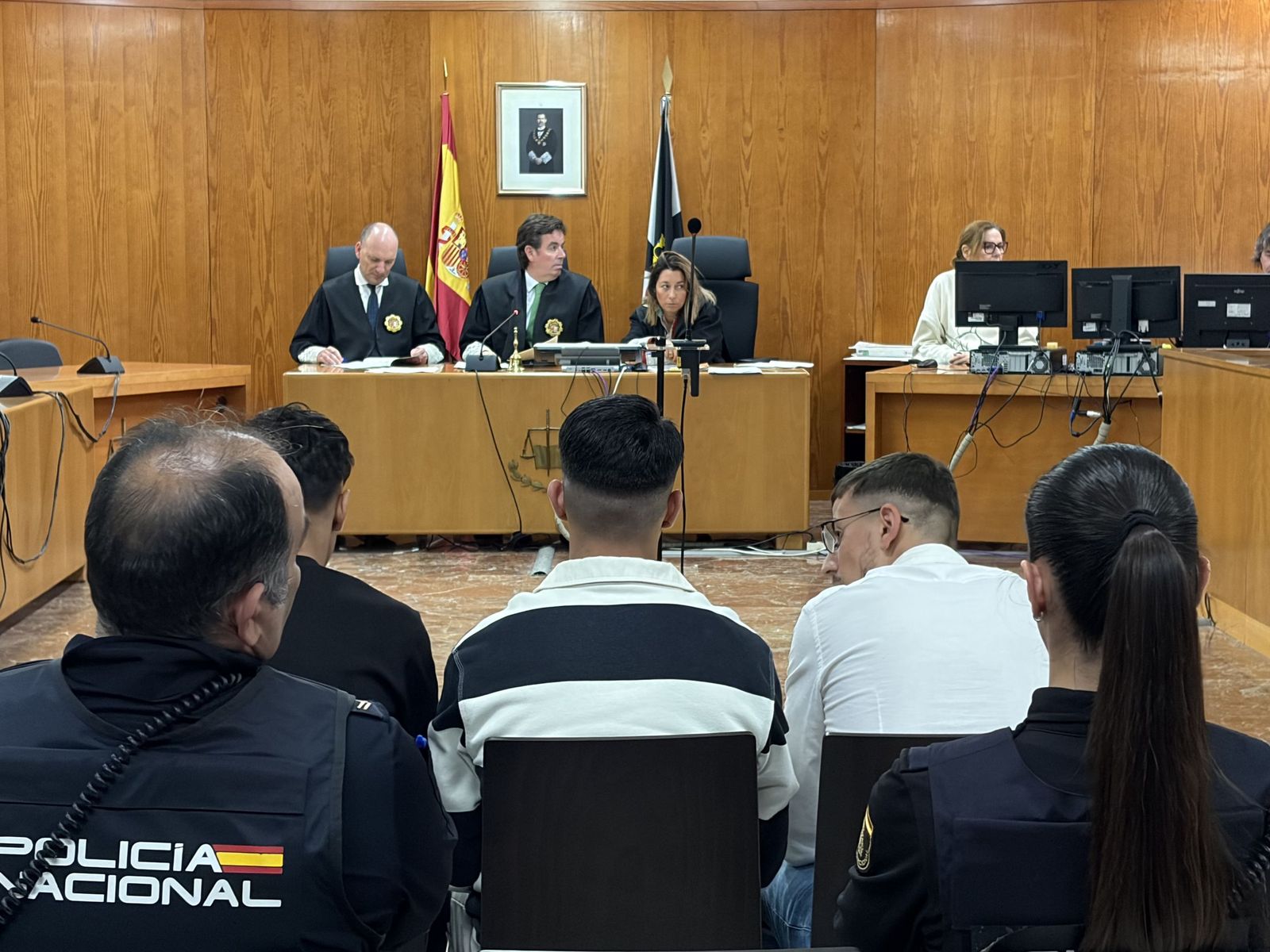 Los tres acusados frente al tribunal este miércoles