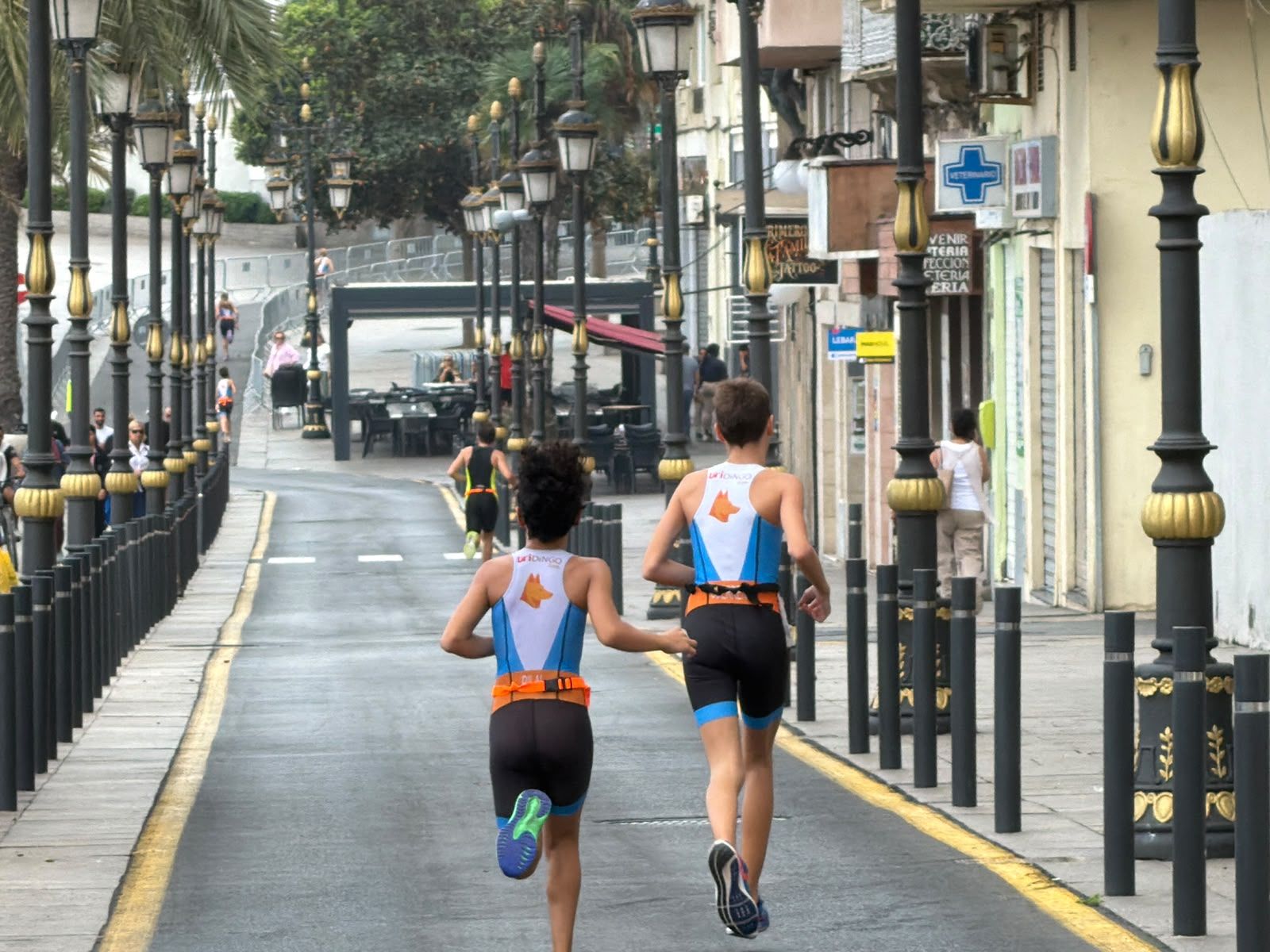 Los aficionados al triatlón en Ceuta se reúnen para participar en el Acuatlón Popular 'Juan Mur' y en la Phoenix Kids Triathlon