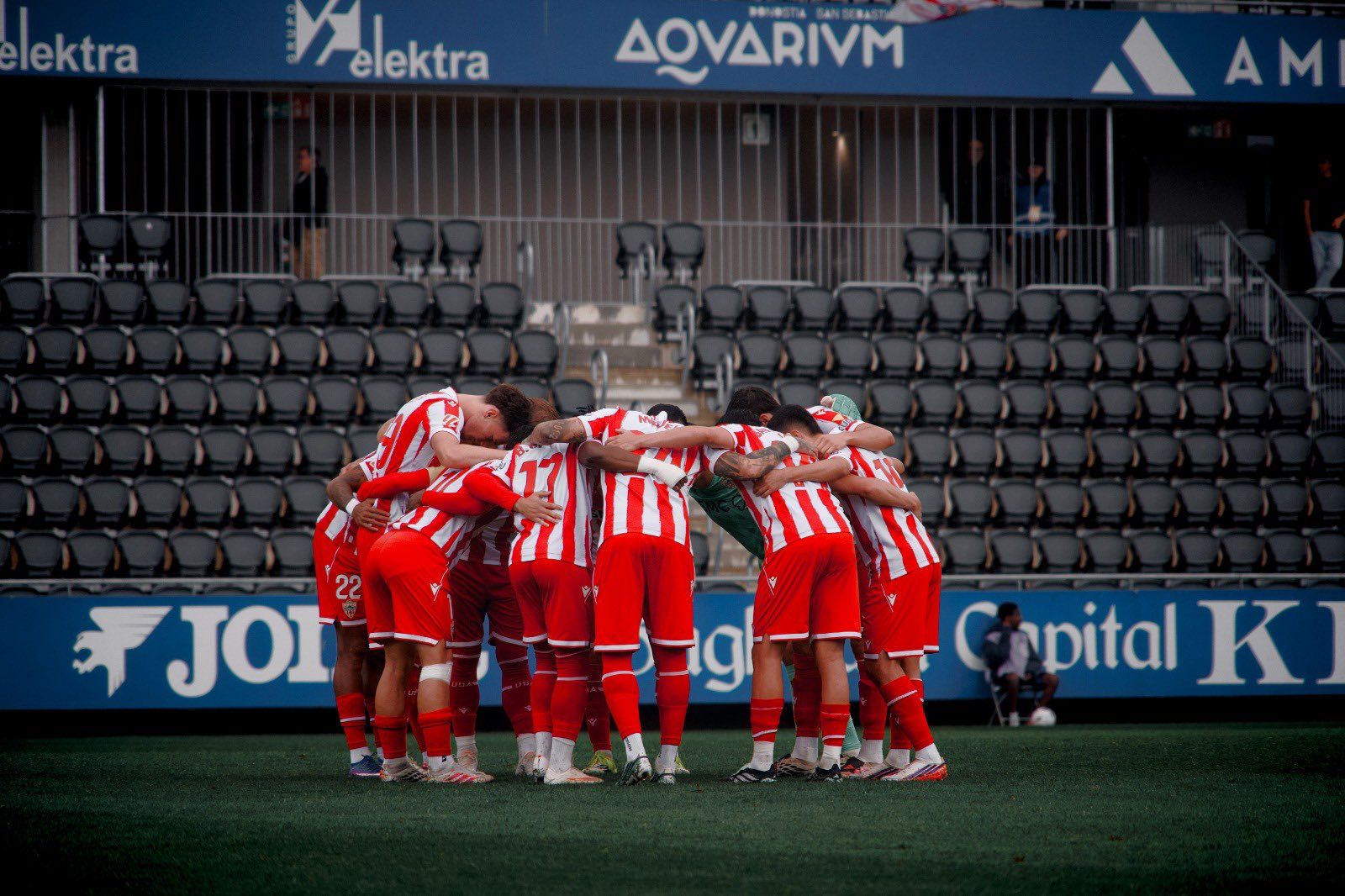 Los jugadores del Almería hacen piña para celebrar su triunfo en San Sebastián