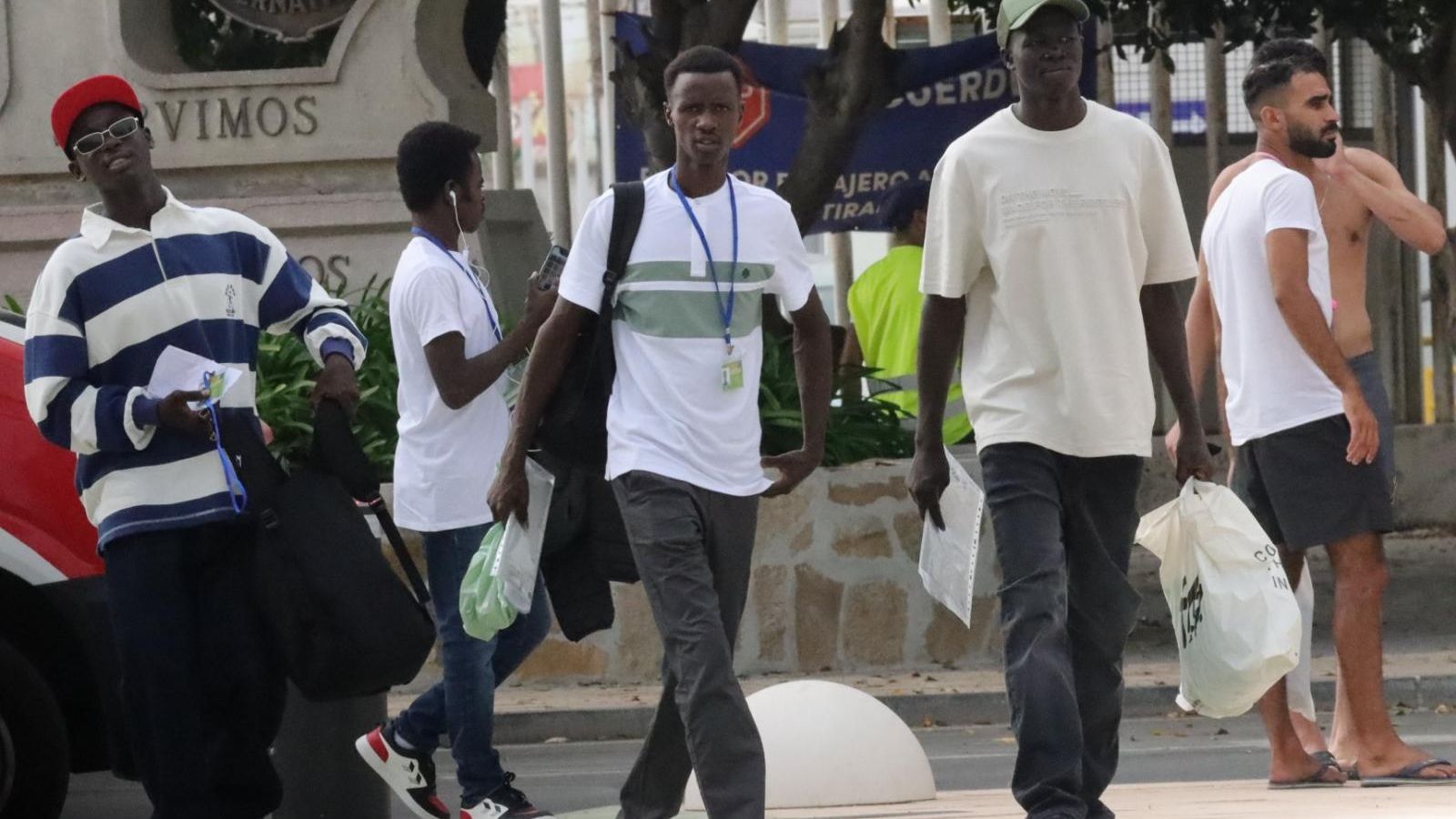 Un grupo de migrantes llega a la Estación Marítima para poner rumbo a la península tras una temporada en el CETI