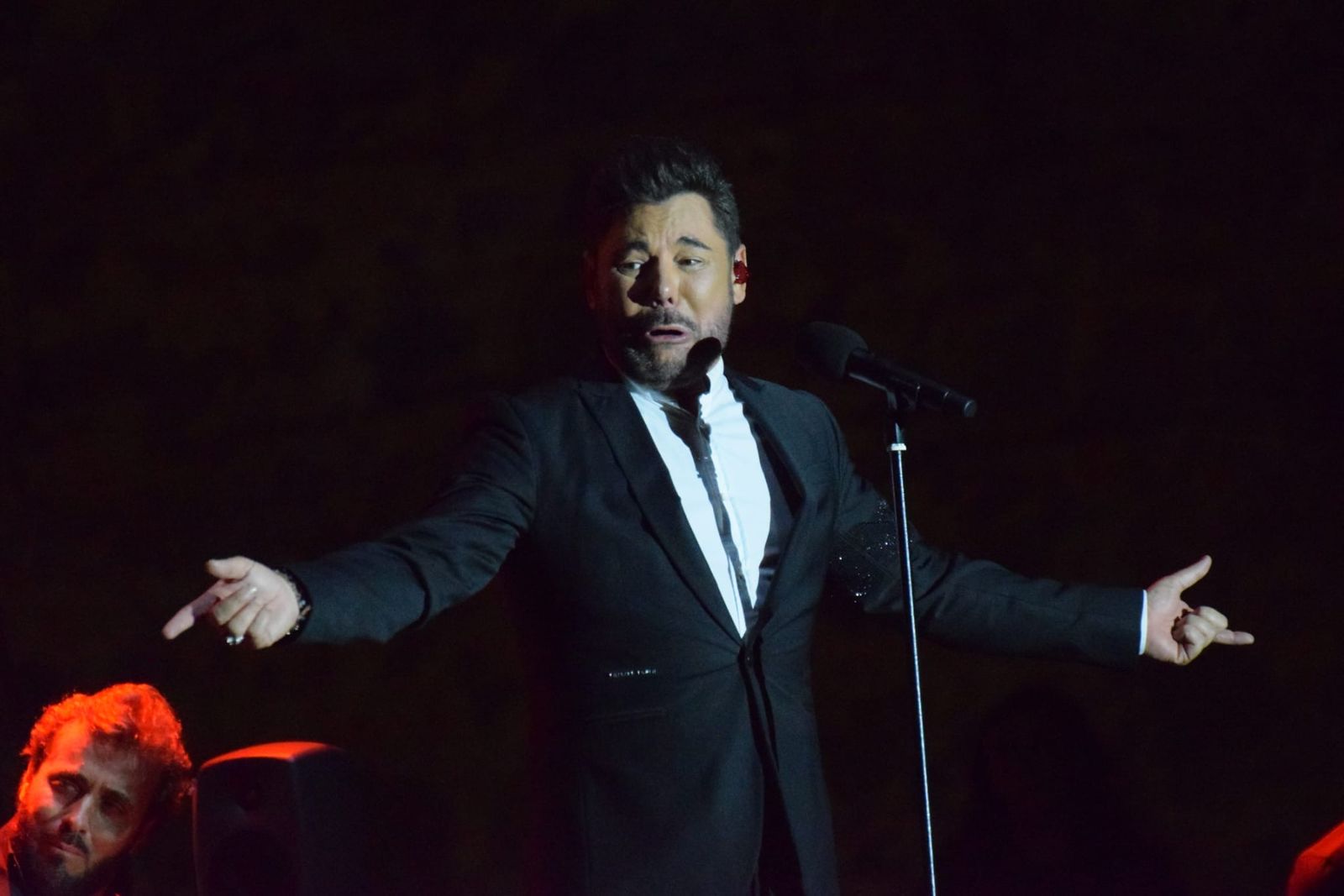 Miguel Poveda llena de poderío las Murallas en la noche más flamenca del año