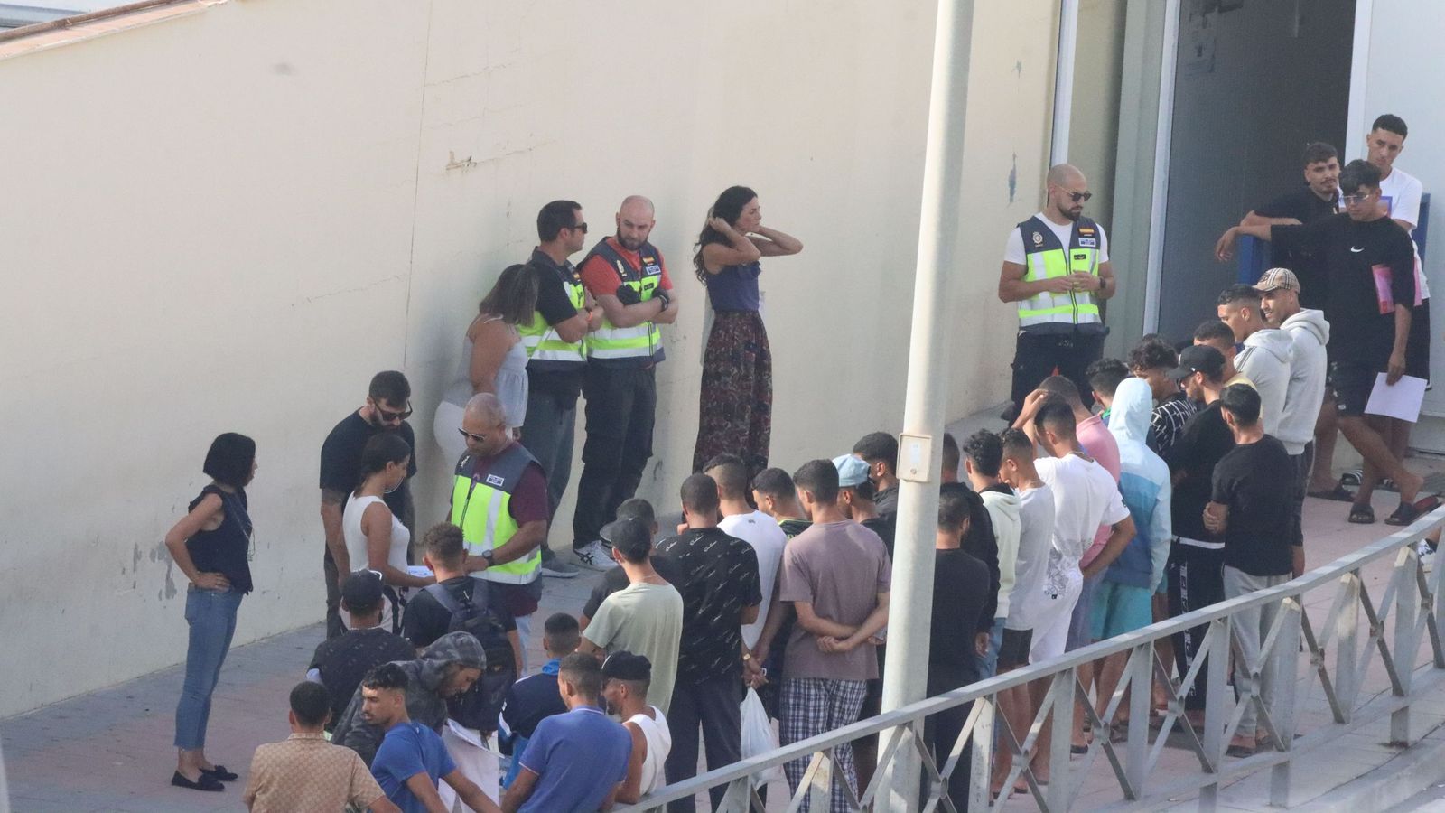 Solicitantes de asilo en la frontera del Tarajal. / FOTO REDUAN