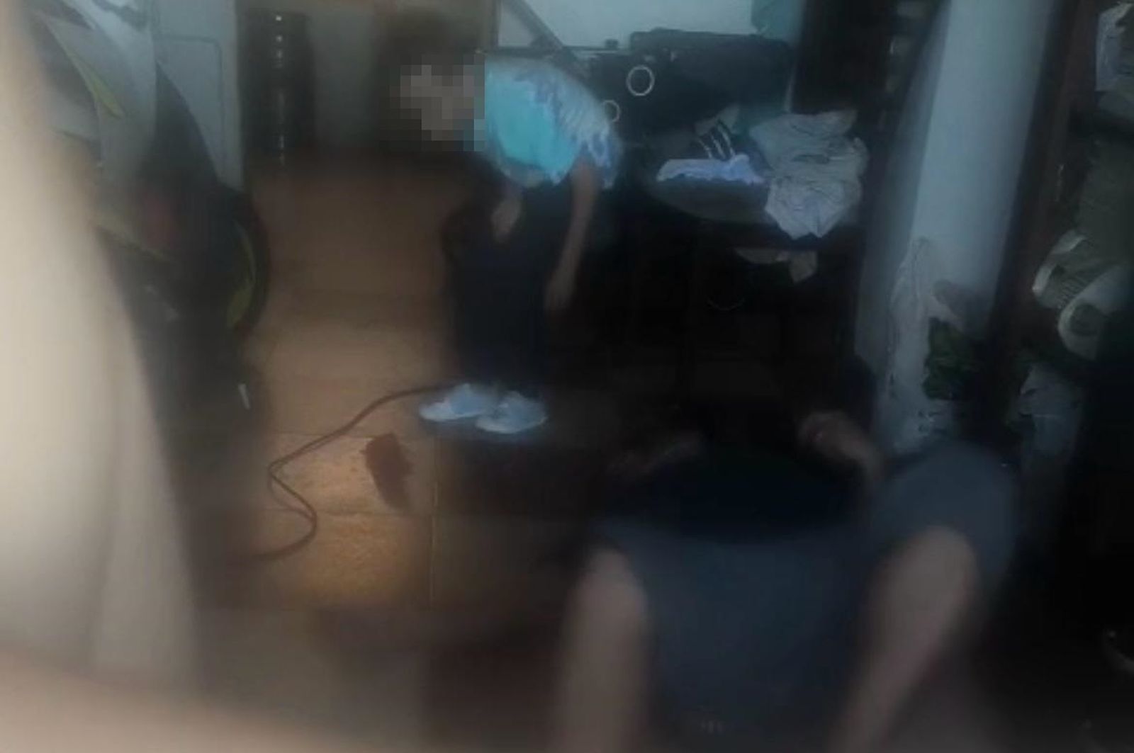 El padre del bebé fallecido, tendido en el suelo en mitad de un ataque de ansiedad junto a su otro hijo, de 4 años