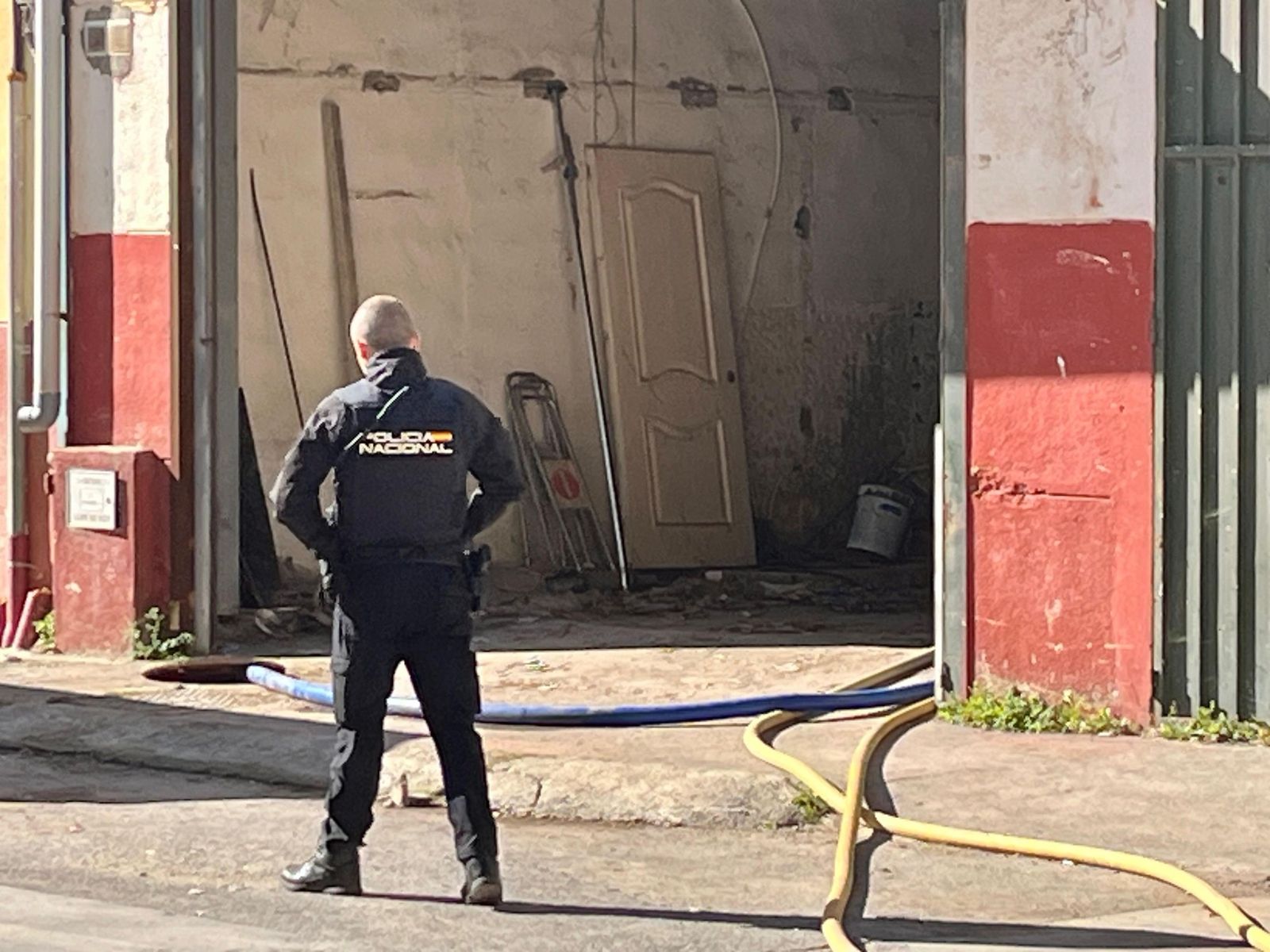 Un policía nacional en la entrada de la nave donde la UDYCO descubrió el narcotúnel