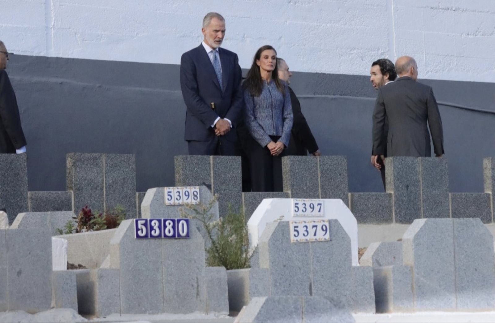Los Reyes de España en el cementerio de Sidi Embarek el pasado martes