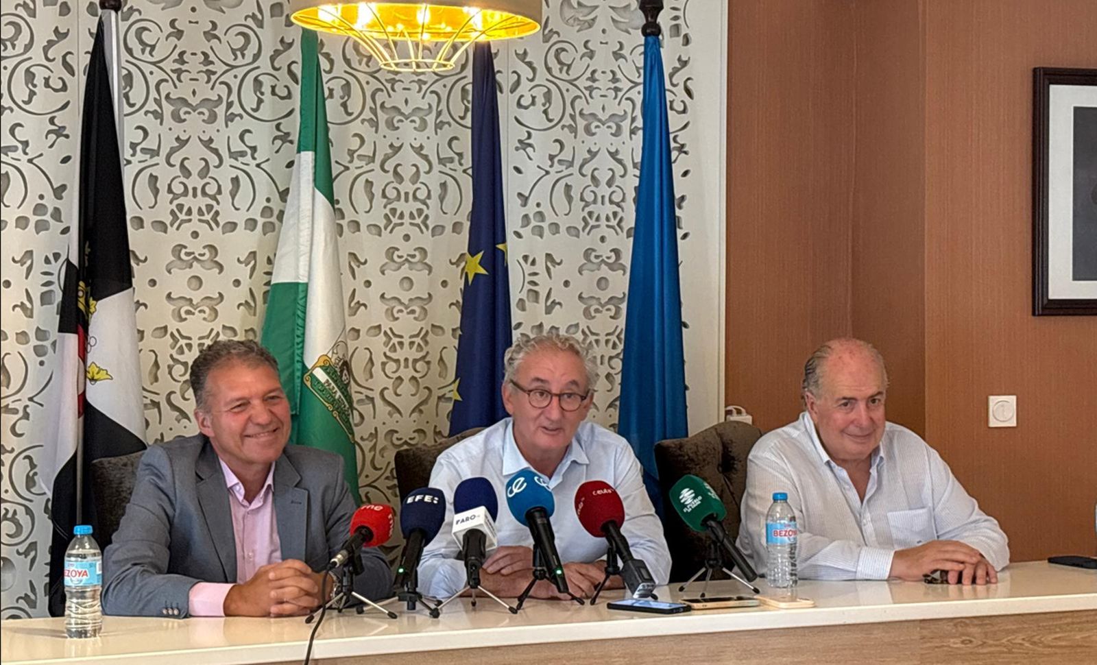 Un  momento de la rueda de prensa ofrecida hoy en la sede del Colegio de Médicos