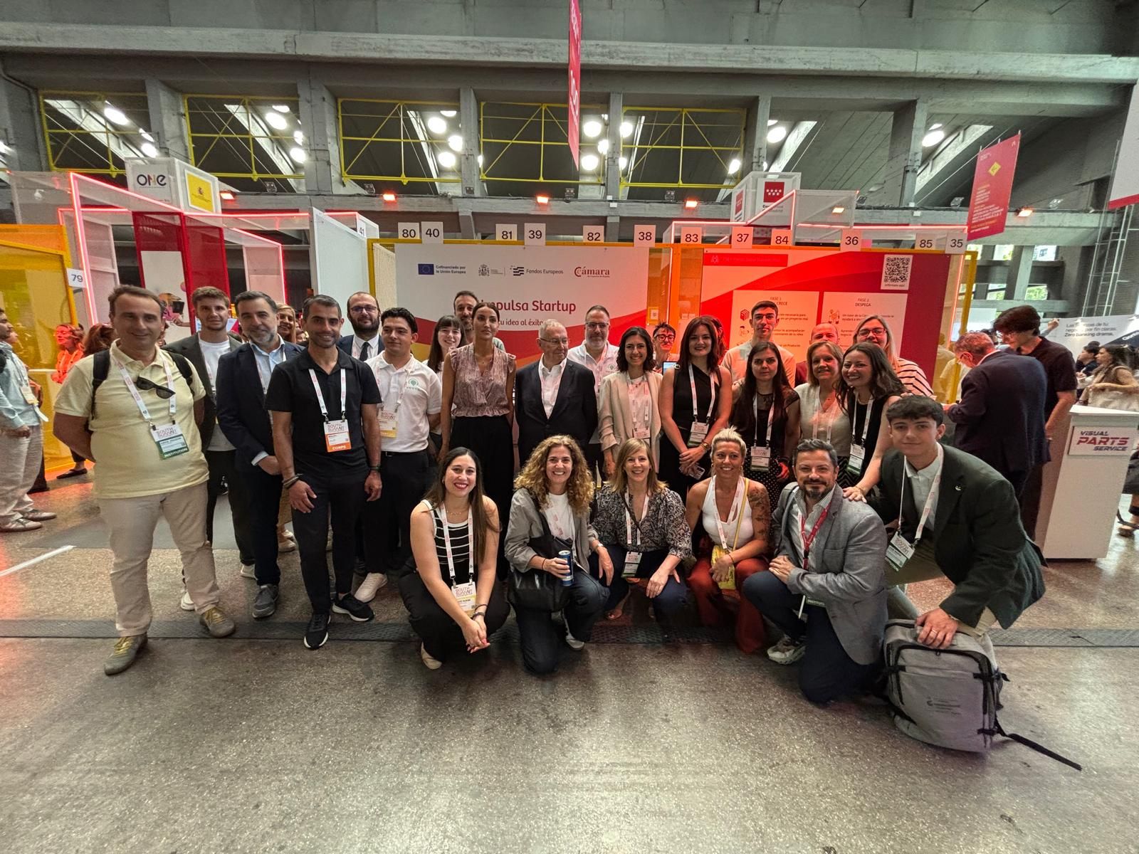 José Luis Bonet con los emprendedores en el estand de la Cámara de Comercio de España