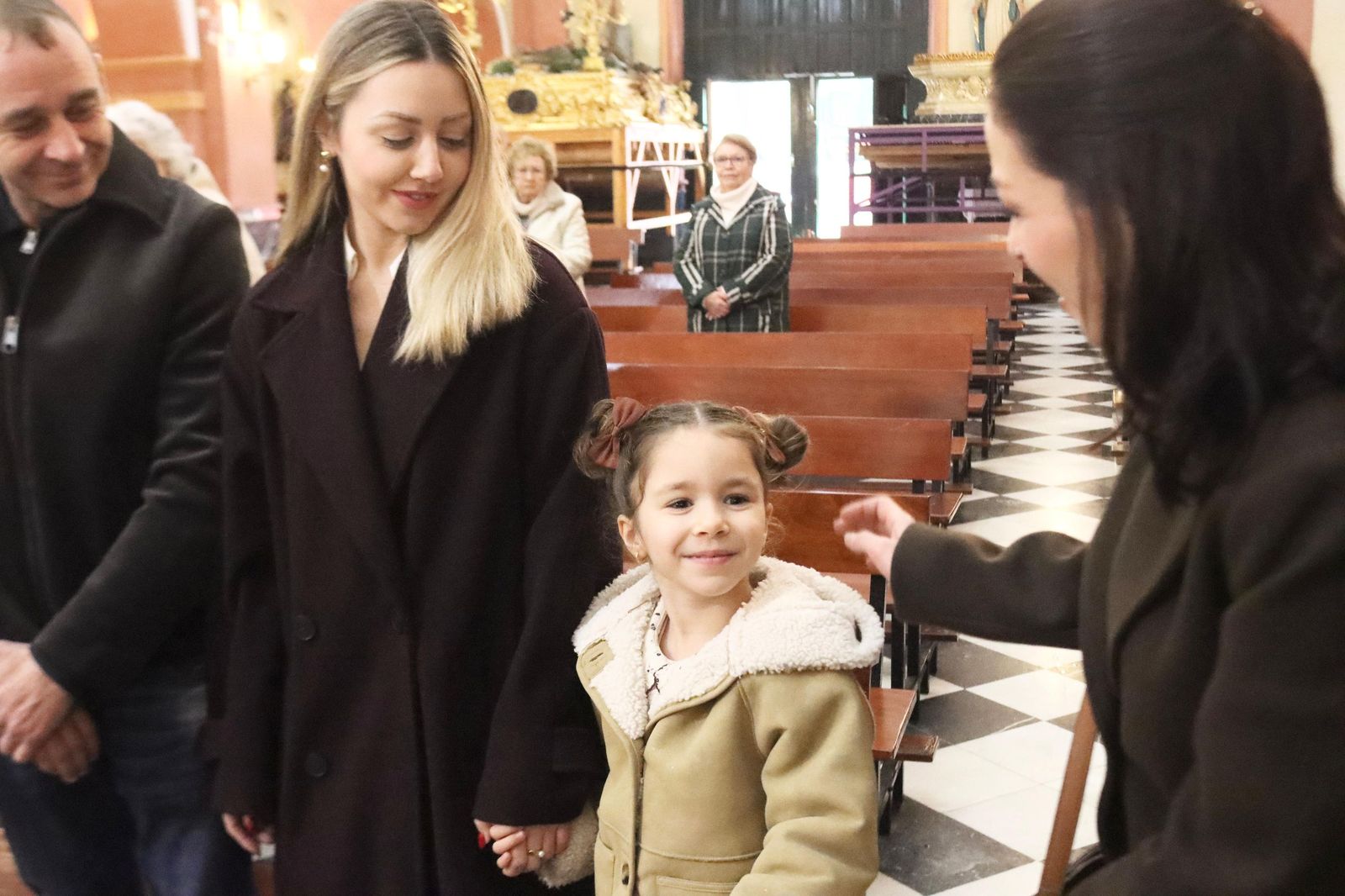 Dylan y Daira reciben el Sacramento del bautismo