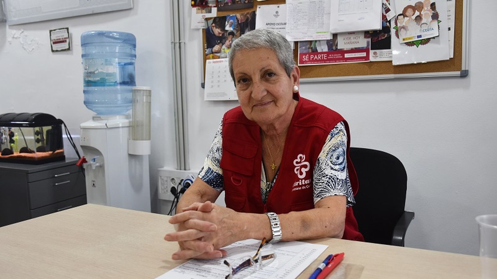 La voluntaria de la parroquia de los Remedios en Cáritas, María del Carmen Rada, en la oficina de la entidad