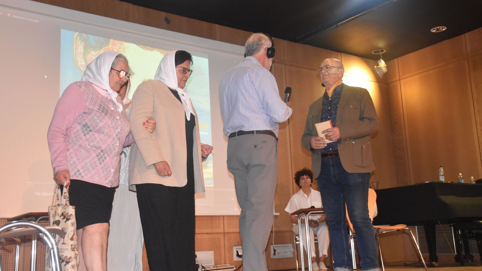 Acto 'Por un pacifismo activo' organizado por el Club de Lectura de la Biblioteca Adolfo Suárez
