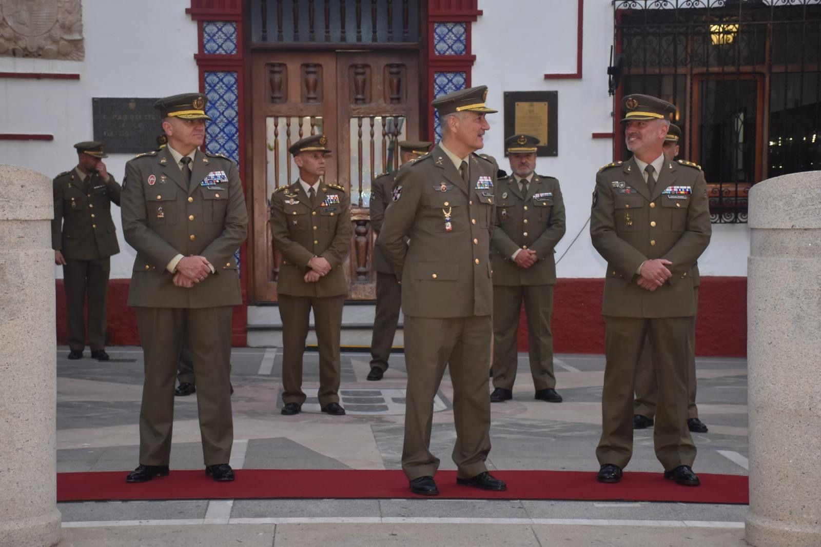 El Ramix 30 protagoniza un solemne arriado de bandera en ‘Foso Almina’