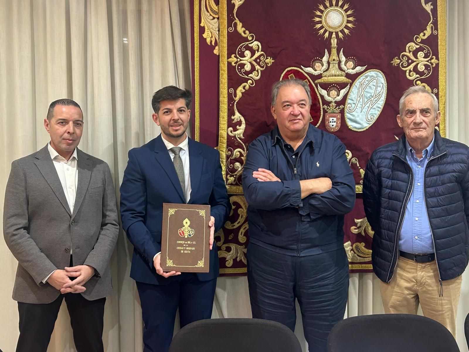 El pregonero de la próxima Semana Santa recoge las guardas en la sede del Consejo de Hermandades