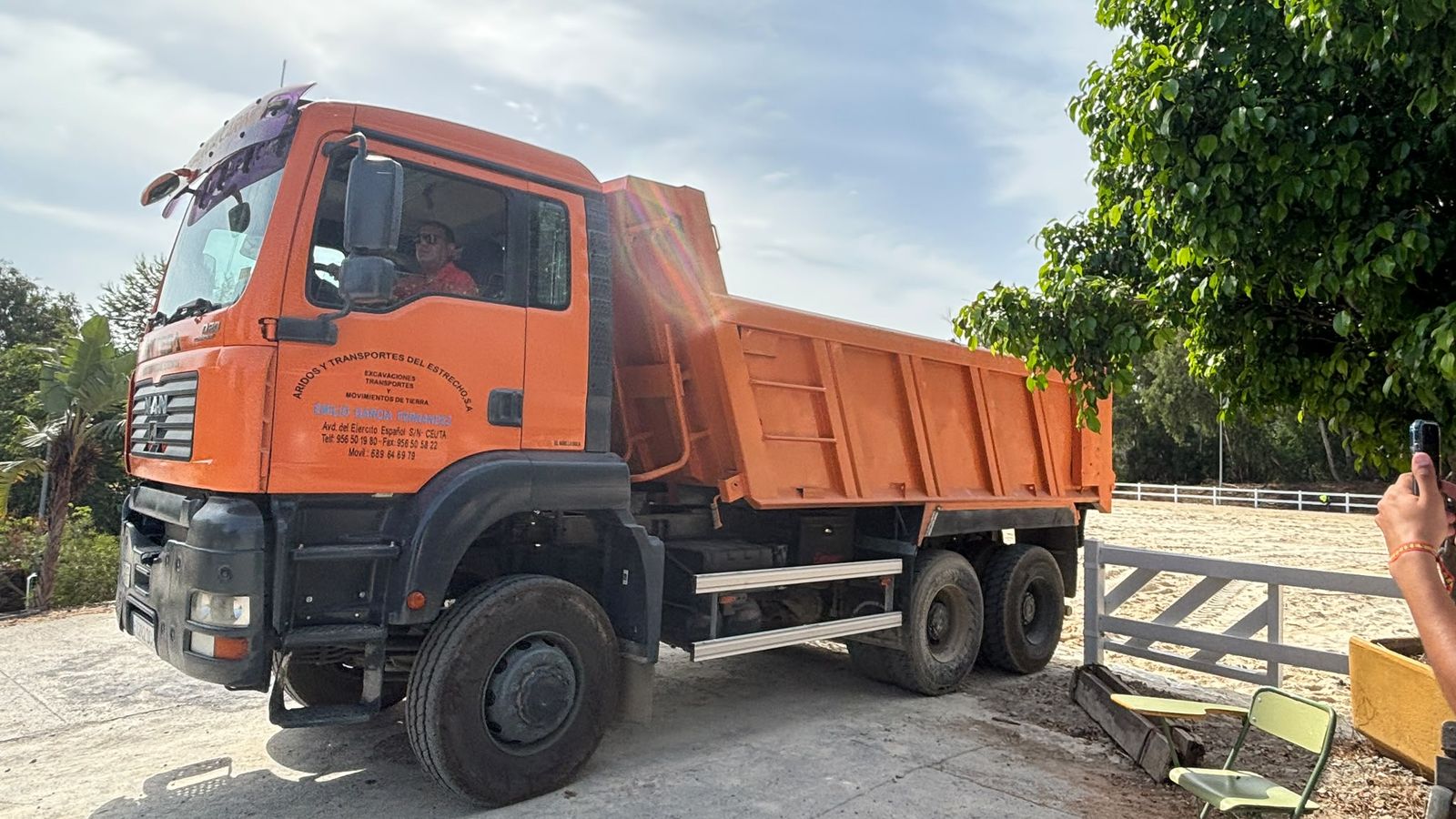 Una excavadora extrae la arena de la pista principal del Centro Ecuestre, donde ubicarán modulares para acoger migrantes