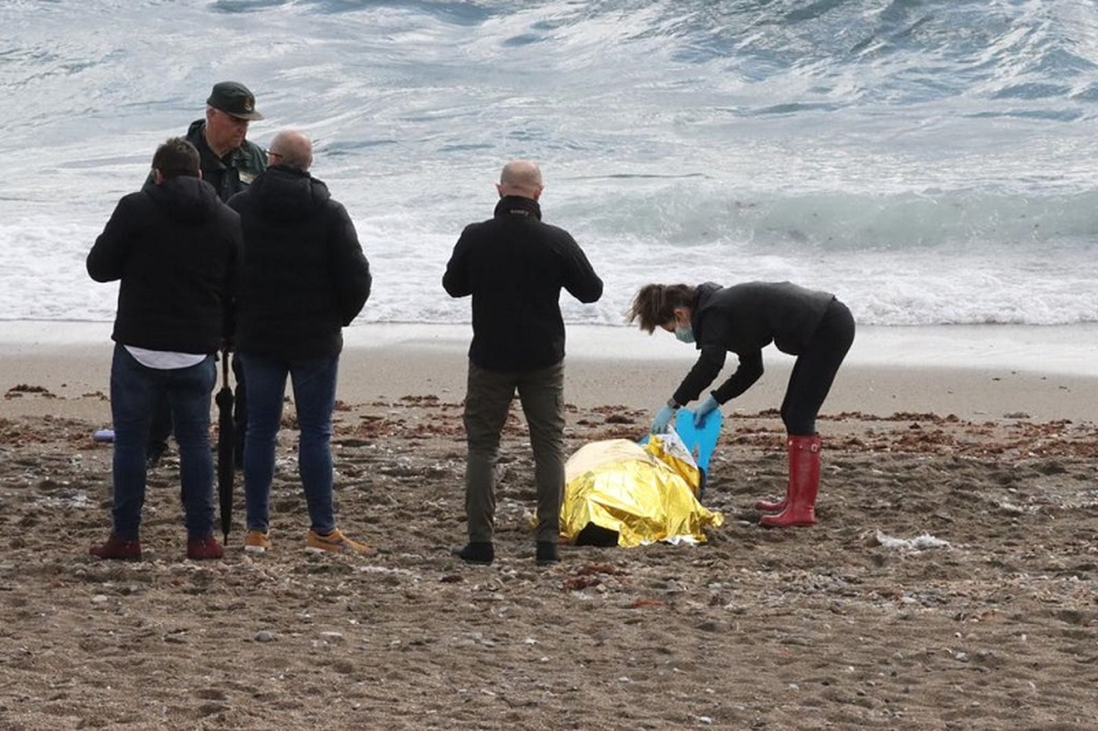 Foto de archivo del rescate del cadáver de un migrante en aguas de Ceuta