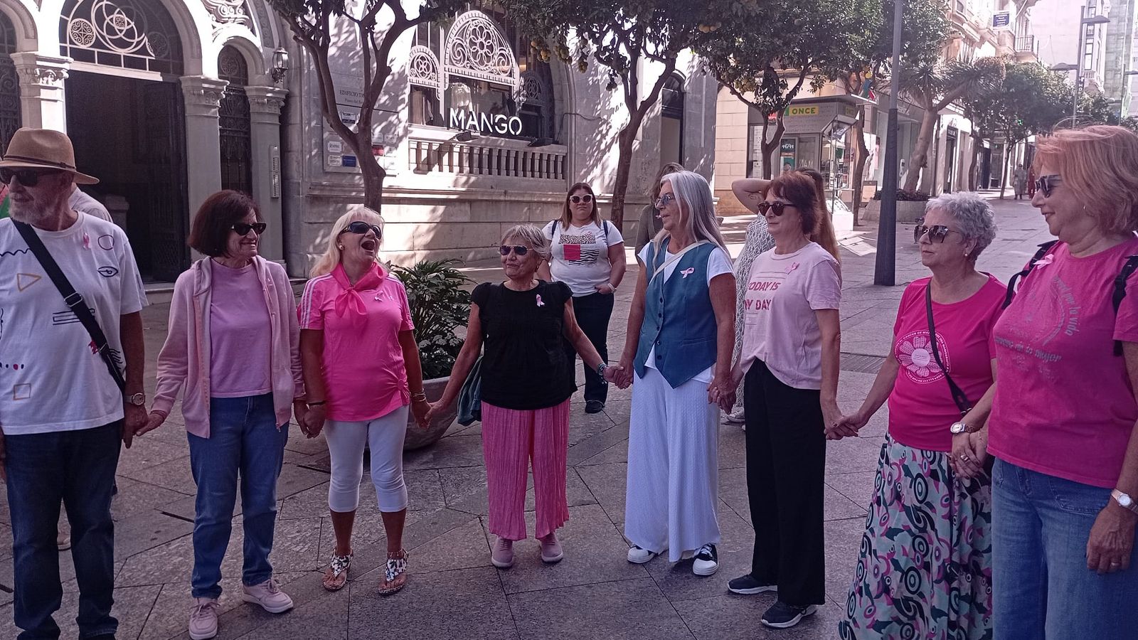 Un grupo de voluntarias de la danza circular representó una pieza en el Revellín Un grupo de voluntarias de la danza circular representó una pieza en el Revellín