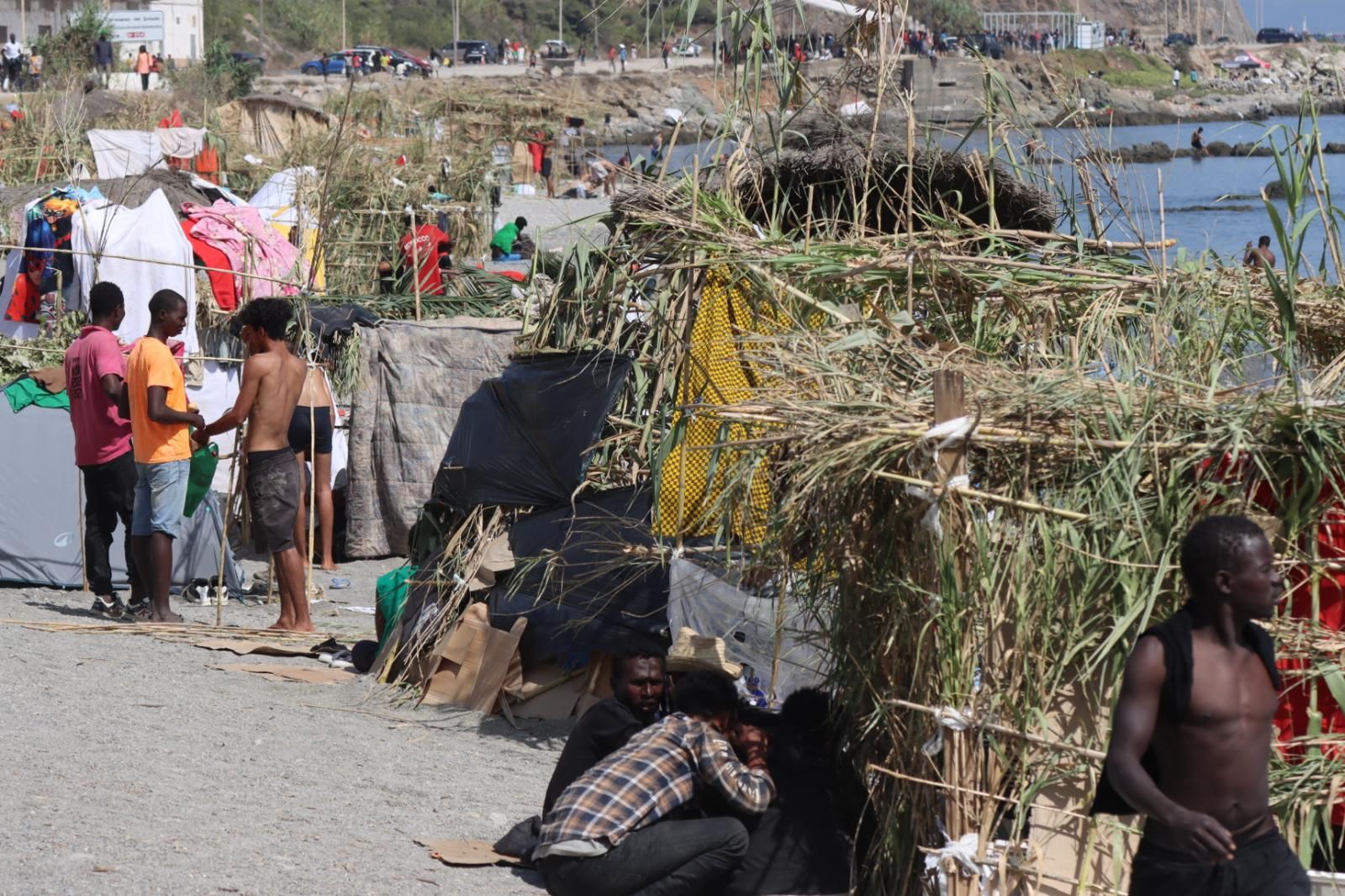 La Playa del Trampolín se llena de chozas como refugio de los migrantes