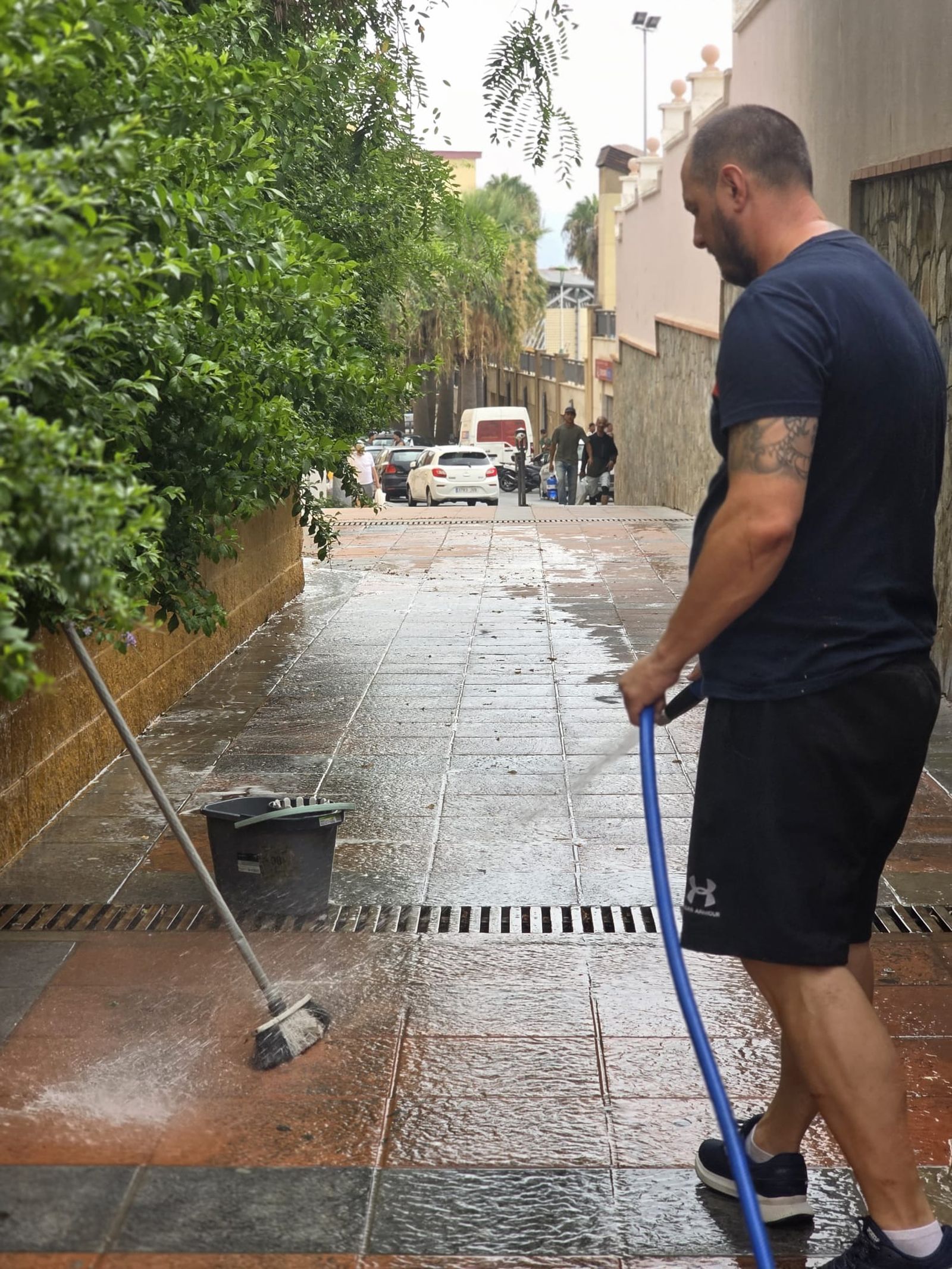 Así limpian las calles los vecinos ceutíes