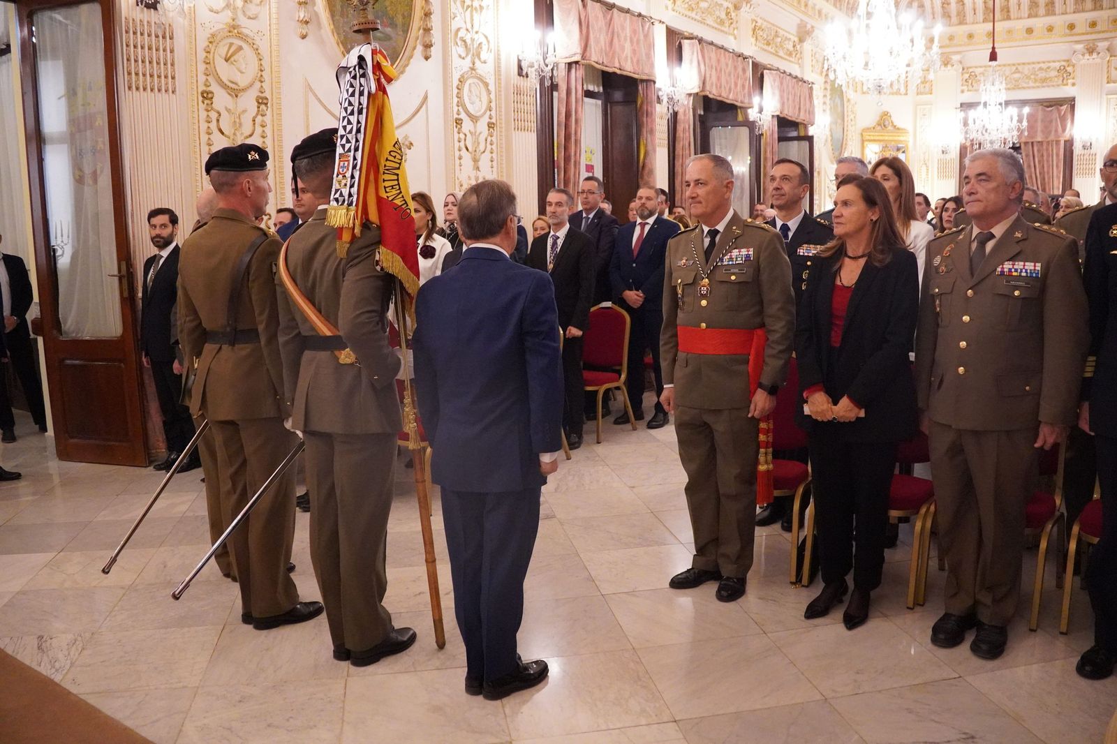 Así ha sido la imposición de la Medalla de Plata de la Ciudad a Caballería