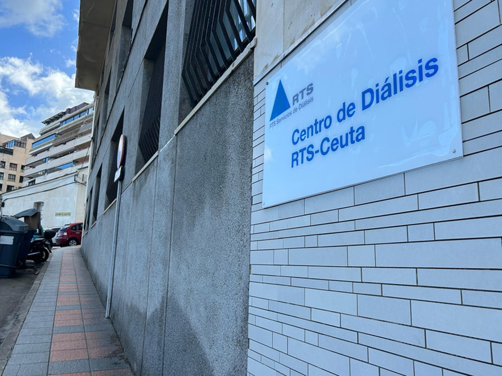 Puerta del centro de diálisis RTS-Ceuta. / FOTO G.S.