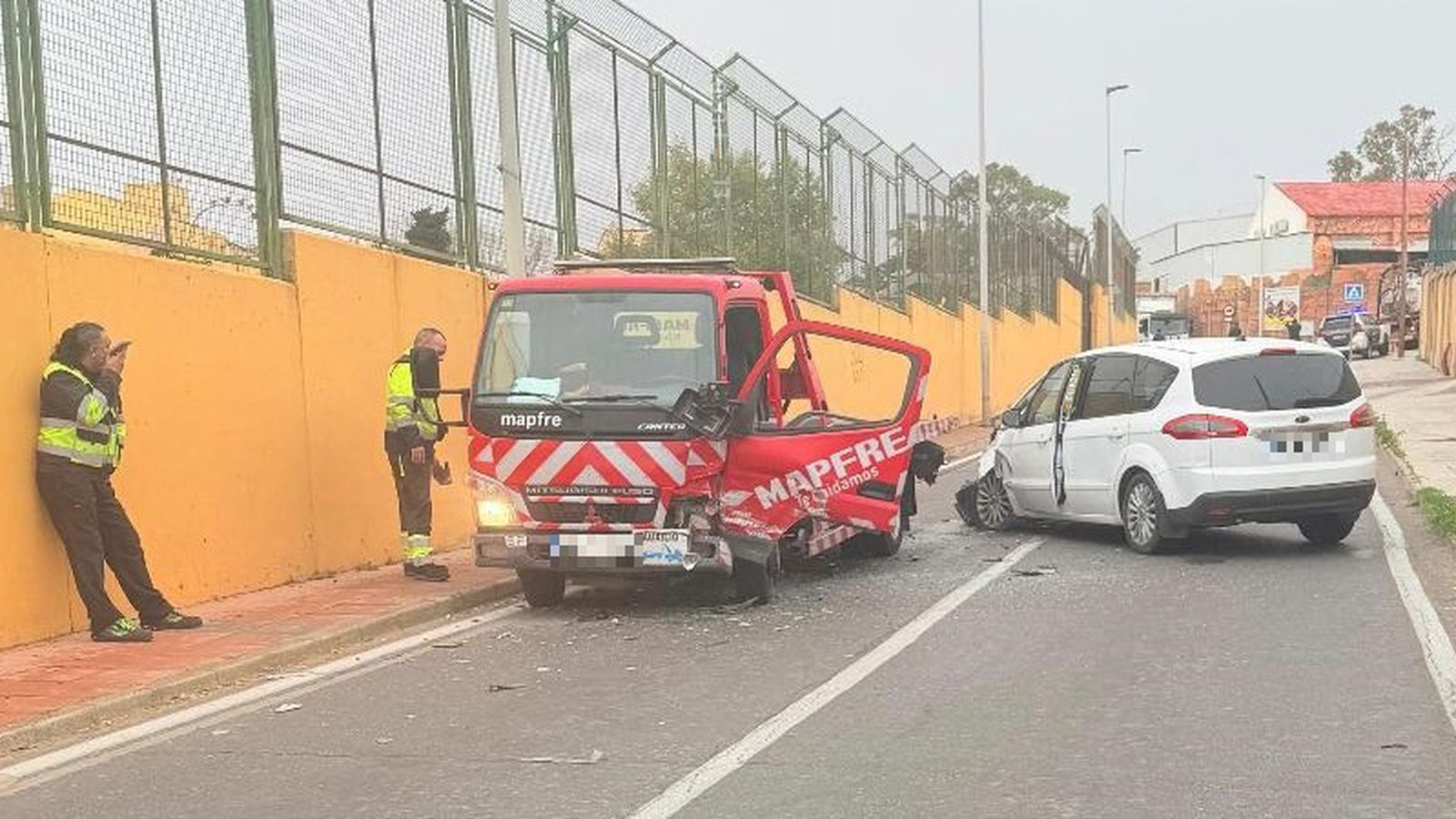 Aparatoso choque frontal entre un turismo y una grúa en Loma Larga se salda sin heridos graves