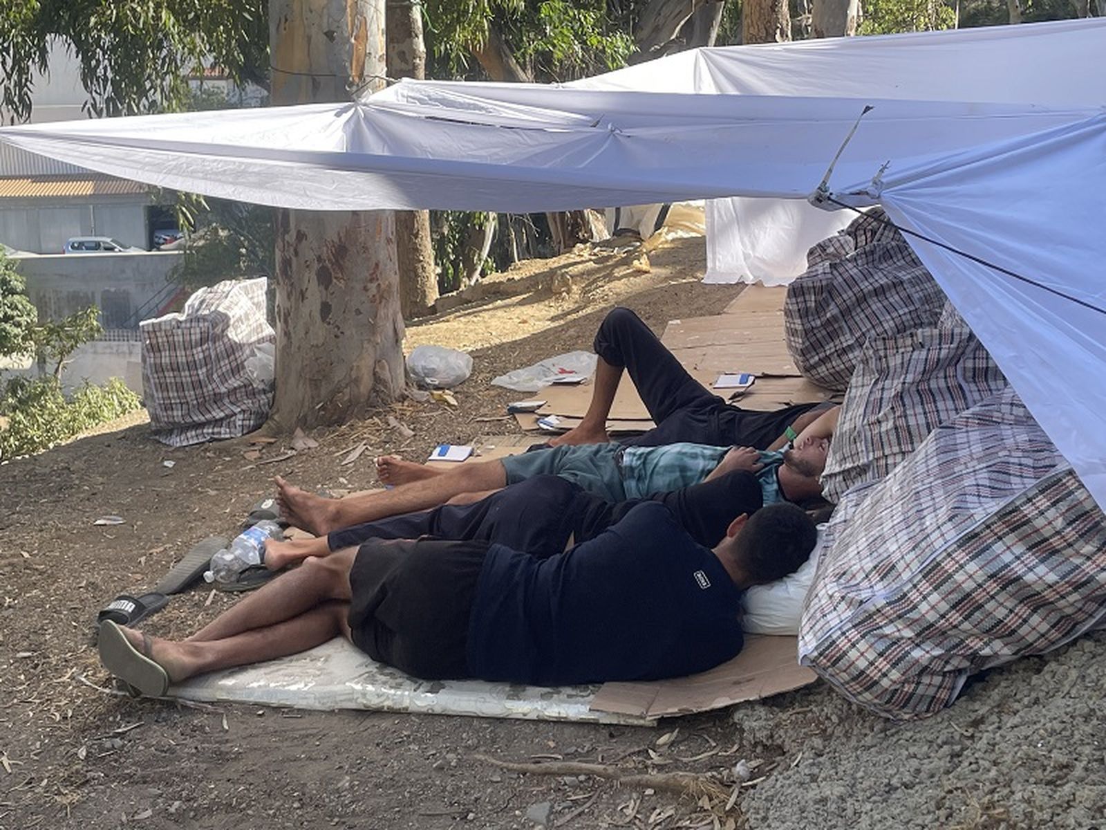 Migrantes durmiendo en los aledaños del CETI este miércoles. / FOTO REDUAN