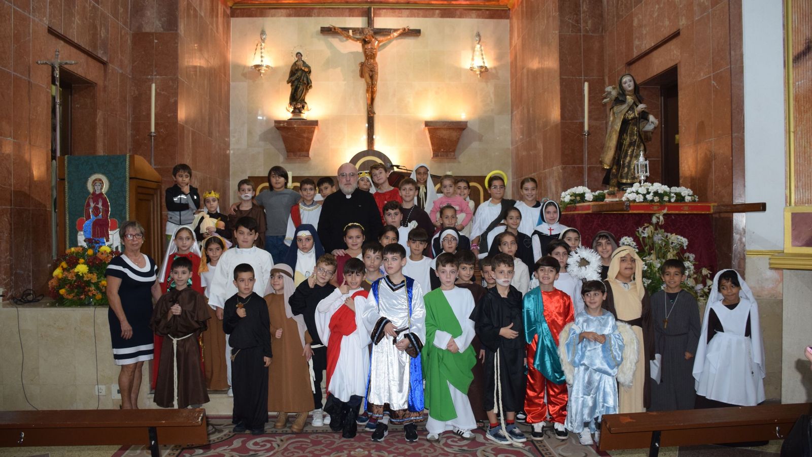 FOTOGALERÍA | Celebración del Día de Todos los Santos en la parroquia de Santa Teresa