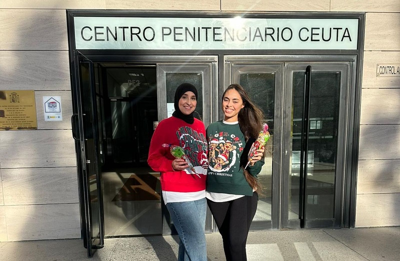 Karima y Nadia a las puertas del Centro Penitenciario. / FOTO CEDIDA
