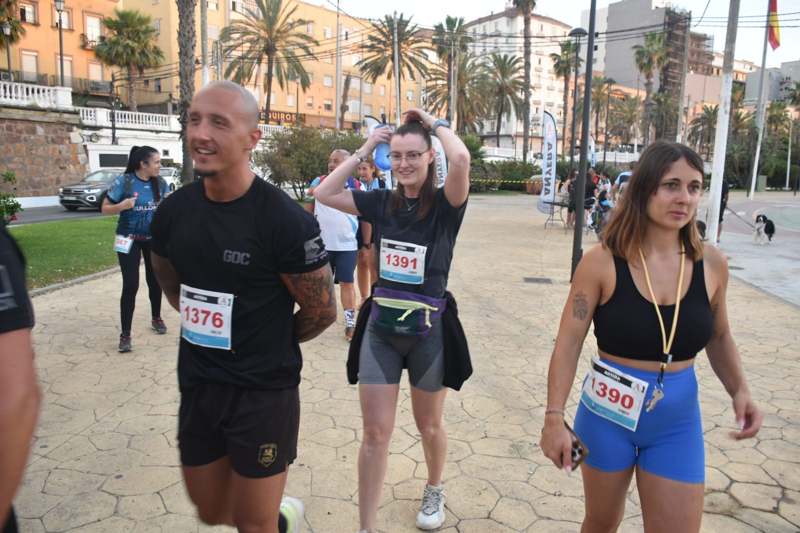 Decenas de senderistas llenan de luz y deporte la XVIII Marcha Nocturna Familiar de Ceuta