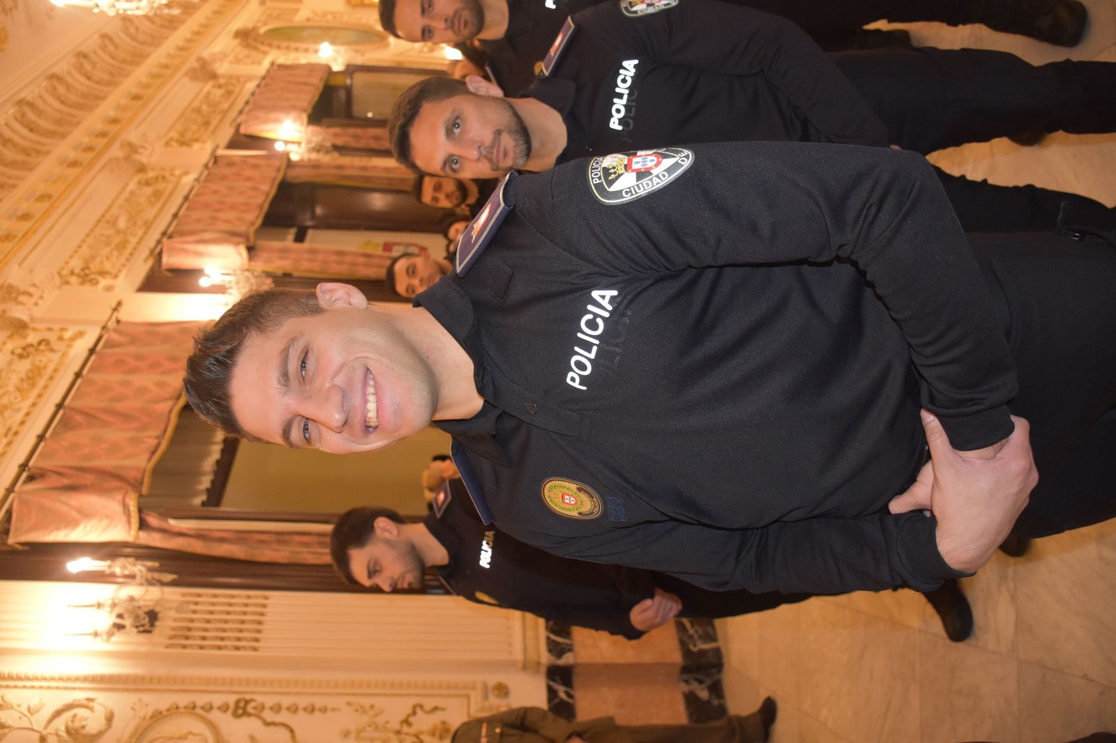 La toma de posesión de los 15 nuevos policías locales, en imágenes