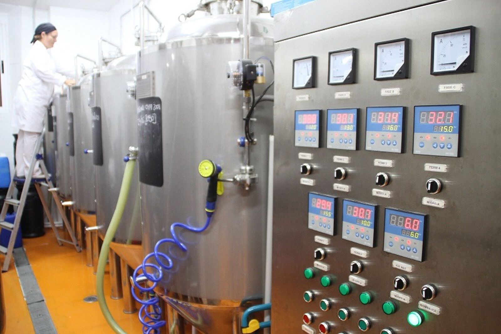 Rocío comprueba el contenido de los fermentadores / FOTO CEDIDA