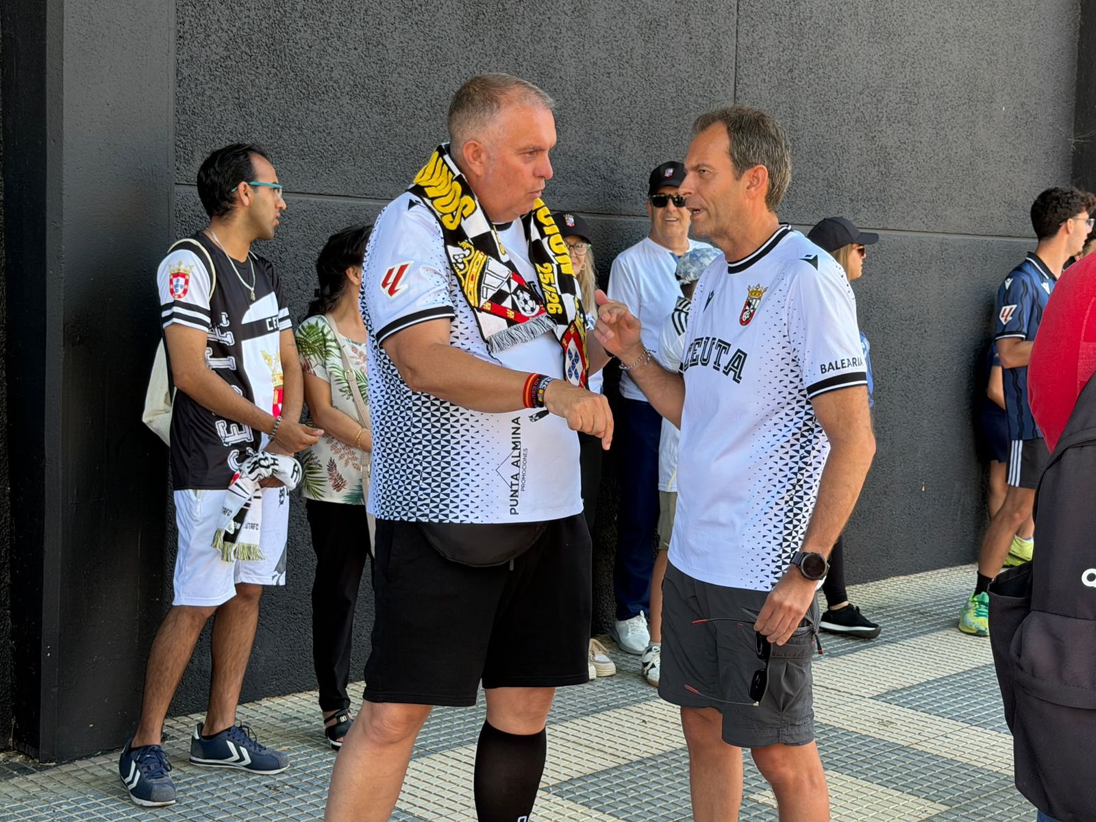 Aficionados ceutíes recibiendo a la AD Ceuta